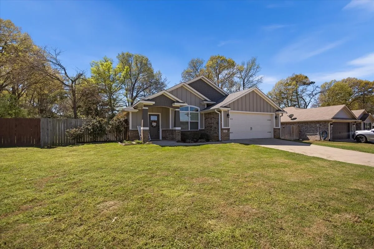 Single Family Residence For Sale in Smith County , 307 Mission Crest Circle, Lindale, Texas 75771, 3 Bedroom, 2 Bathroom, 2 Garage spaces, 1,457 Sqft, built in 2015, Price $279,000, mls#21210162, Real Estate Agent in Lindale, Homes For Sale in Smith county, Homes For Sale in Lindale, Realtor in Lindale Texas, Real Estate Brokerage Independent Realty Texas, Luminita Cordes Realtor