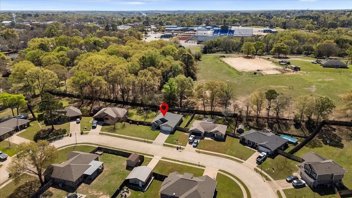 Single Family Residence For Sale in Smith County , 307 Mission Crest Circle, Lindale, Texas 75771, 3 Bedroom, 2 Bathroom, 2 Garage spaces, 1,457 Sqft, built in 2015, Price $279,000, mls#21210162, Real Estate Agent in Lindale, Homes For Sale in Smith county, Homes For Sale in Lindale, Realtor in Lindale Texas, Real Estate Brokerage Independent Realty Texas, Luminita Cordes Realtor