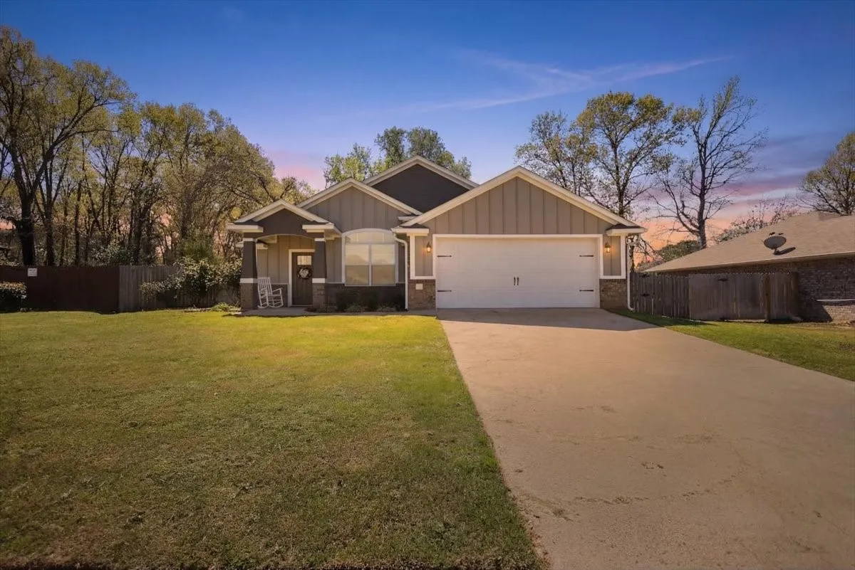 Single Family Residence For Sale in Smith County , 307 Mission Crest Circle, Lindale, Texas 75771, 3 Bedroom, 2 Bathroom, 2 Garage spaces, 1,457 Sqft, built in 2015, Price $279,000, mls#21210162, Real Estate Agent in Lindale, Homes For Sale in Smith county, Homes For Sale in Lindale, Realtor in Lindale Texas, Real Estate Brokerage Independent Realty Texas, Luminita Cordes Realtor