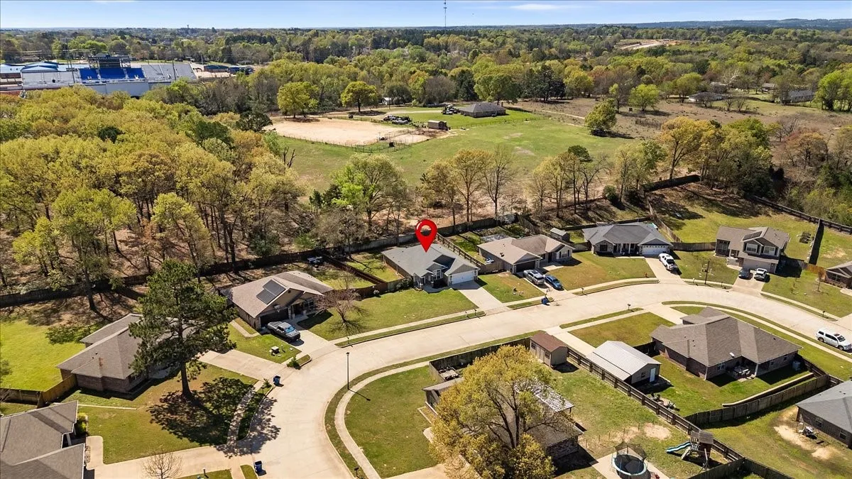 Single Family Residence For Sale in Smith County , 307 Mission Crest Circle, Lindale, Texas 75771, 3 Bedroom, 2 Bathroom, 2 Garage spaces, 1,457 Sqft, built in 2015, Price $279,000, mls#21210162, Real Estate Agent in Lindale, Homes For Sale in Smith county, Homes For Sale in Lindale, Realtor in Lindale Texas, Real Estate Brokerage Independent Realty Texas, Luminita Cordes Realtor