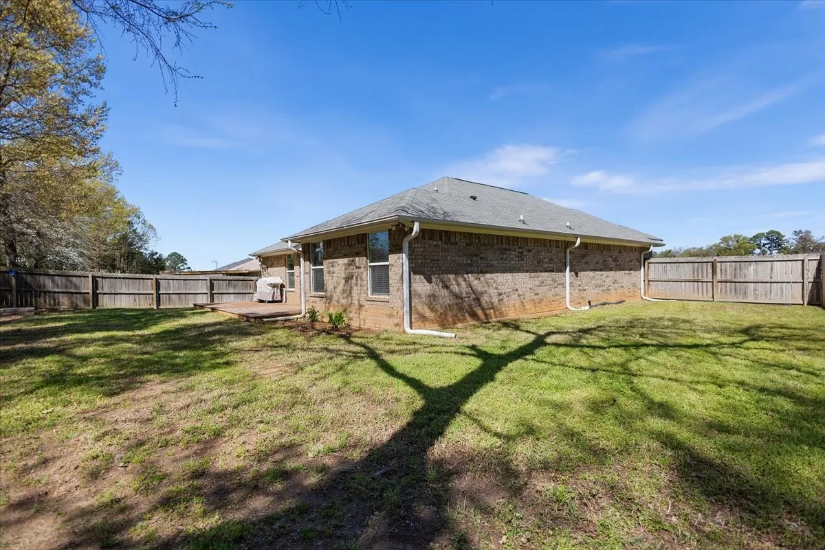 Single Family Residence For Sale in Smith County , 307 Mission Crest Circle, Lindale, Texas 75771, 3 Bedroom, 2 Bathroom, 2 Garage spaces, 1,457 Sqft, built in 2015, Price $279,000, mls#21210162, Real Estate Agent in Lindale, Homes For Sale in Smith county, Homes For Sale in Lindale, Realtor in Lindale Texas, Real Estate Brokerage Independent Realty Texas, Luminita Cordes Realtor