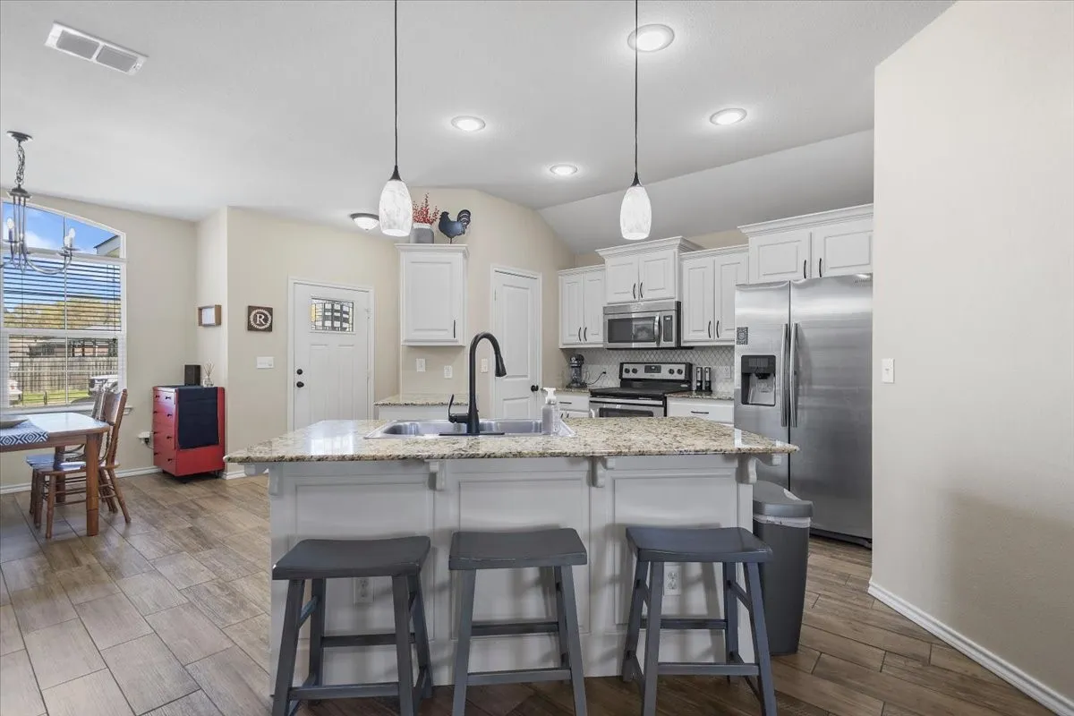 Single Family Residence For Sale in Smith County , 307 Mission Crest Circle, Lindale, Texas 75771, 3 Bedroom, 2 Bathroom, 2 Garage spaces, 1,457 Sqft, built in 2015, Price $279,000, mls#21210162, Real Estate Agent in Lindale, Homes For Sale in Smith county, Homes For Sale in Lindale, Realtor in Lindale Texas, Real Estate Brokerage Independent Realty Texas, Luminita Cordes Realtor