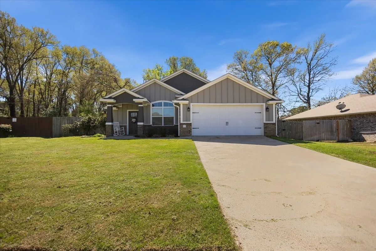 Single Family Residence For Sale in Smith County , 307 Mission Crest Circle, Lindale, Texas 75771, 3 Bedroom, 2 Bathroom, 2 Garage spaces, 1,457 Sqft, built in 2015, Price $279,000, mls#21210162, Real Estate Agent in Lindale, Homes For Sale in Smith county, Homes For Sale in Lindale, Realtor in Lindale Texas, Real Estate Brokerage Independent Realty Texas, Luminita Cordes Realtor