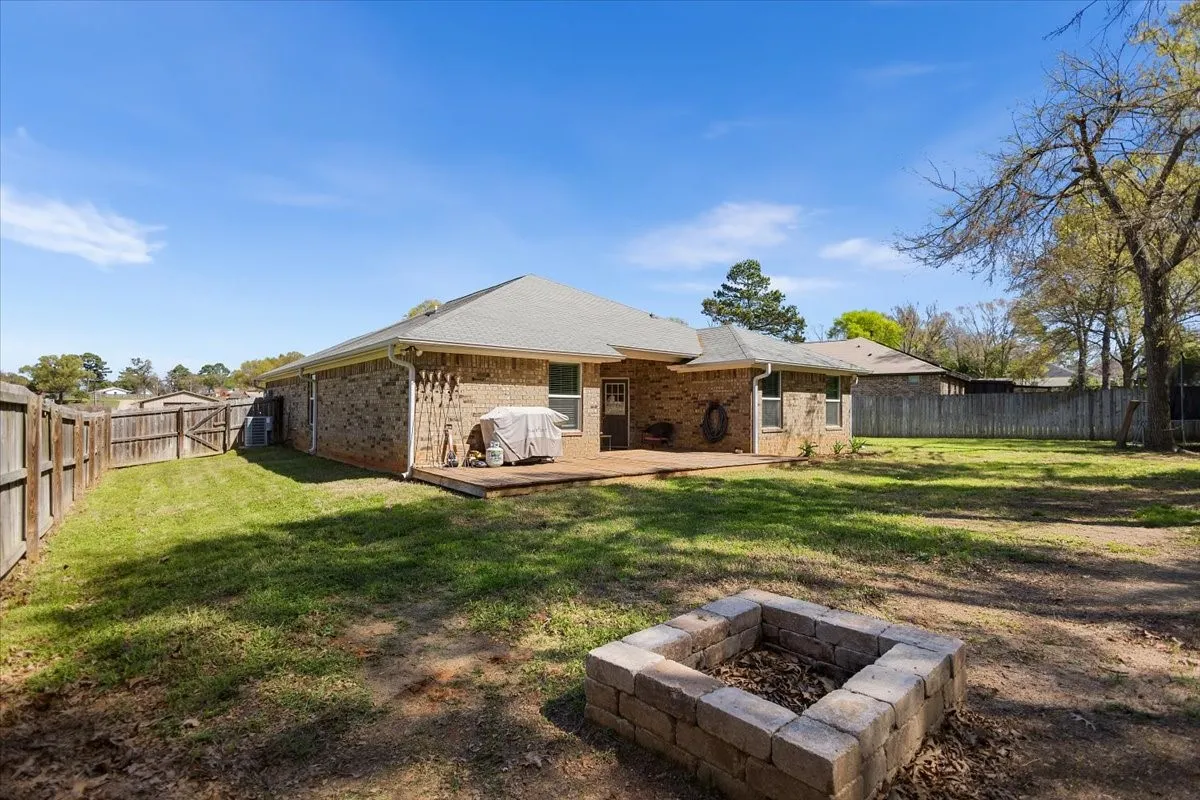 Single Family Residence For Sale in Smith County , 307 Mission Crest Circle, Lindale, Texas 75771, 3 Bedroom, 2 Bathroom, 2 Garage spaces, 1,457 Sqft, built in 2015, Price $279,000, mls#21210162, Real Estate Agent in Lindale, Homes For Sale in Smith county, Homes For Sale in Lindale, Realtor in Lindale Texas, Real Estate Brokerage Independent Realty Texas, Luminita Cordes Realtor