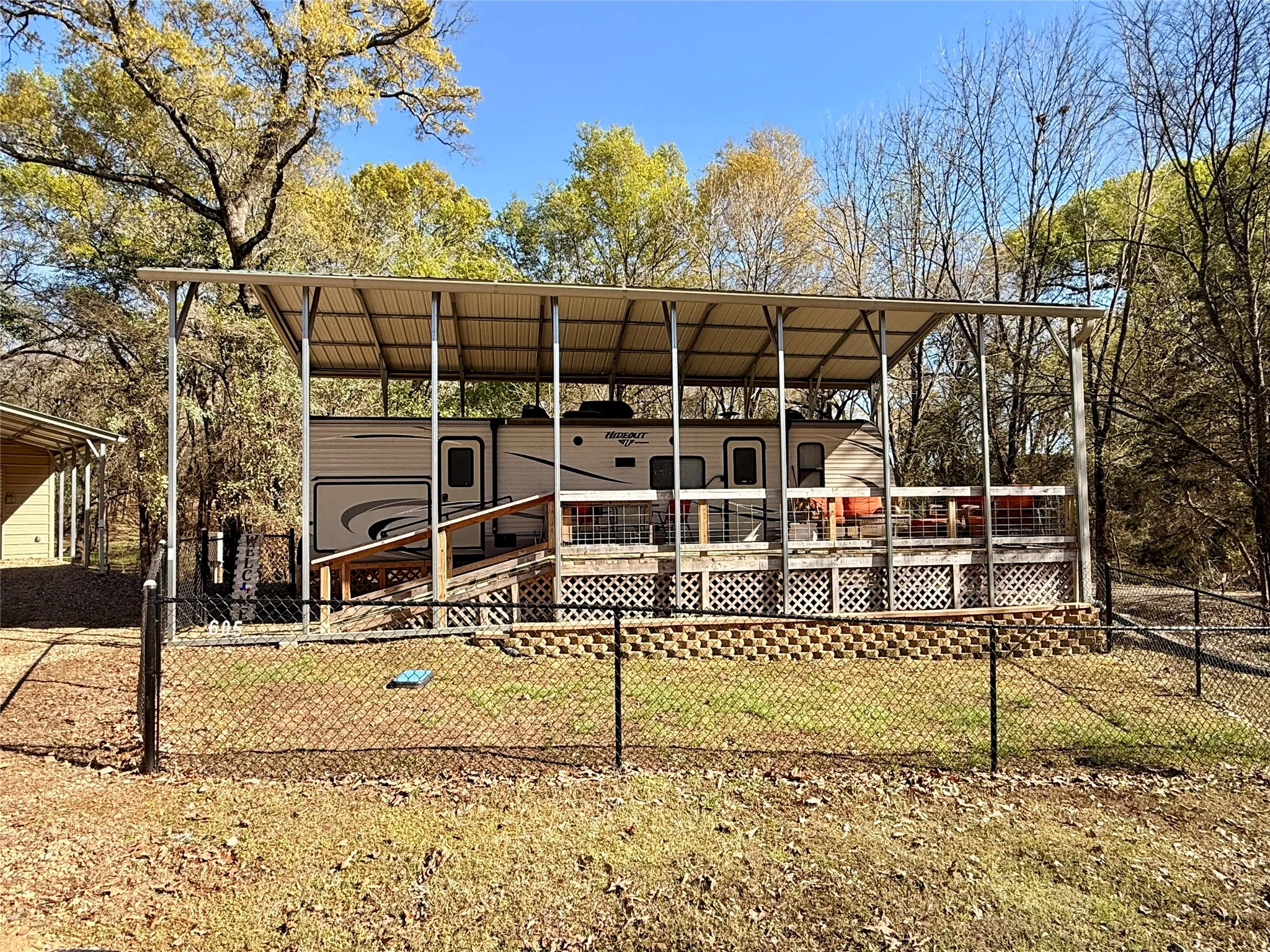 Single Family Residence For Sale in Wood County , 6435 FM 17 605, Yantis, Texas 75497, 2 Bedroom, 1 Bathroom, Garage spaces, 265 Sqft, built in 2017, Preowned, mls#21203007, Real Estate Agent in Yantis, Homes For Sale in Wood county, Homes For Sale in Yantis, Realtor in Yantis Texas, Real Estate Brokerage Independent Realty Texas, Luminita Cordes Realtor