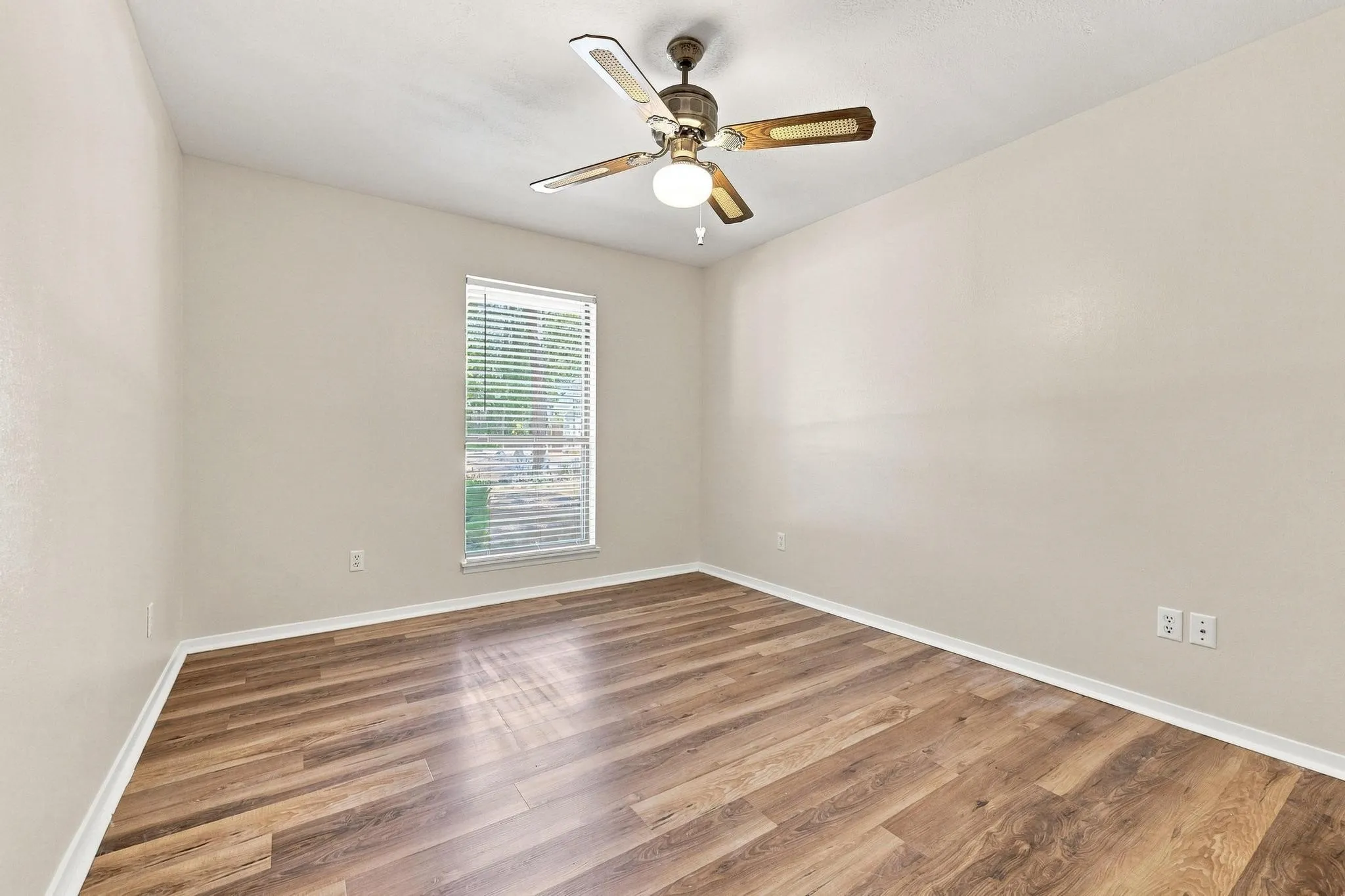 Single Family Residence For Sale in Lamar County , 225 Red Oak Lane, Powderly, Texas 75473, 3 Bedroom, 2 Bathroom, 2 Garage spaces, 1,945 Sqft, built in 1993, Preowned, mls#21179791, Real Estate Agent in Powderly, Homes For Sale in Lamar county, Homes For Sale in Powderly, Realtor in Powderly Texas, Real Estate Brokerage Independent Realty Texas, Luminita Cordes Realtor