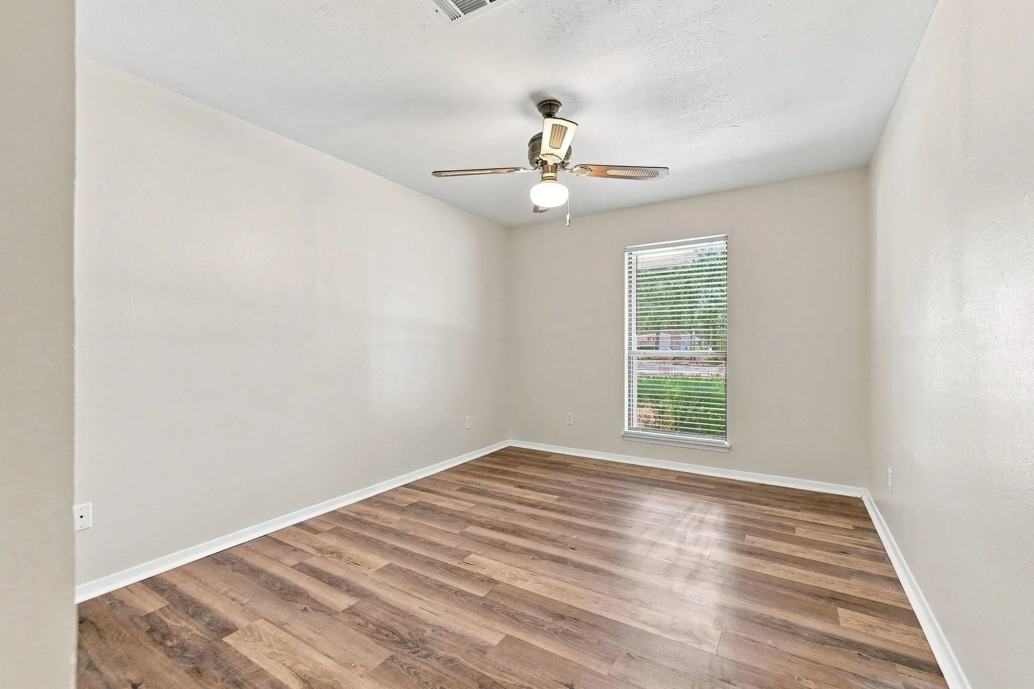 Single Family Residence For Sale in Lamar County , 225 Red Oak Lane, Powderly, Texas 75473, 3 Bedroom, 2 Bathroom, 2 Garage spaces, 1,945 Sqft, built in 1993, Preowned, mls#21179791, Real Estate Agent in Powderly, Homes For Sale in Lamar county, Homes For Sale in Powderly, Realtor in Powderly Texas, Real Estate Brokerage Independent Realty Texas, Luminita Cordes Realtor