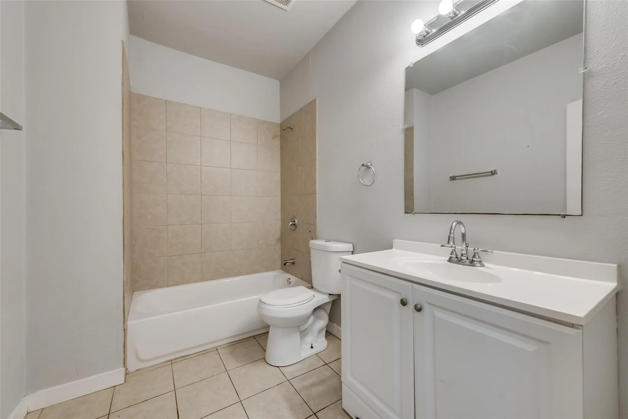 Quadruplex For Rent in Grayson County , 626 W Crawford Street 101, Denison, Texas 75020, 2 Bedrooms, 2 Bathrooms, Garage spaces, 950 Sqft, built in 1910, Price $945, mls#21210245, Real Estate Agent in Denison, Homes For Rent in Grayson county, Homes For Rent in Denison, Realtor in Denison Texas, Real Estate Brokerage Independent Realty Texas, Luminita Cordes Realtor
