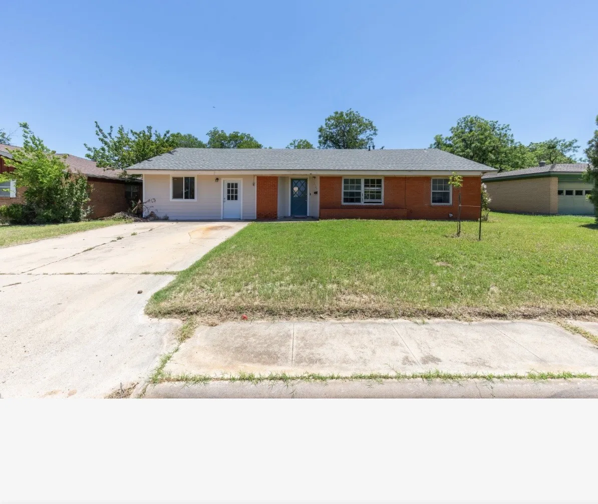 Single Family Residence For Sale in Taylor County , 2549 Madison Avenue, Abilene, Texas 79601, 3 Bedroom, 2 Bathroom, Garage spaces, 1,398 Sqft, built in 1956, mls#21210003, Real Estate Agent in Abilene, Homes For Sale in Taylor county, Homes For Sale in Abilene, Realtor in Abilene Texas, Real Estate Brokerage Independent Realty Texas, Luminita Cordes Realtor