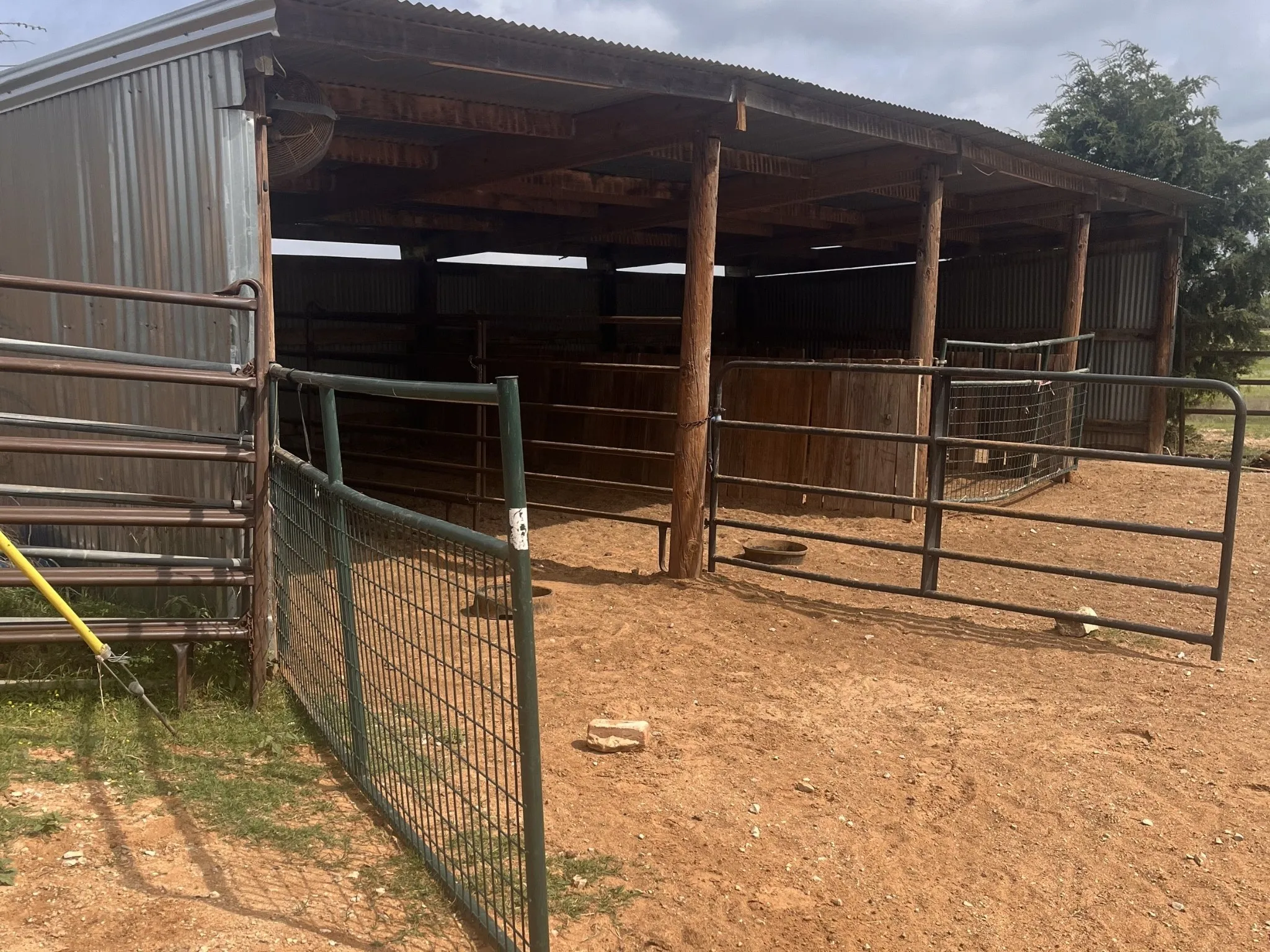 Barn with 4 stalls