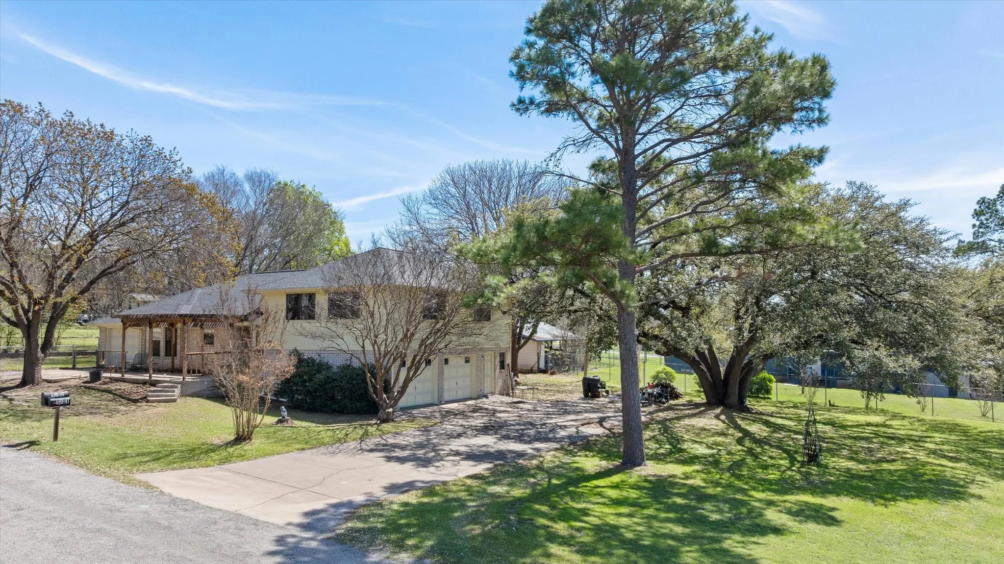 Single Family Residence For Sale in Hood County , 1701 Hitching Post Road, Granbury, Texas 76049, 3 Bedroom, 3 Bathroom, 4 Garage spaces, 2,329 Sqft, built in 1990, Preowned, Price $385,000, mls#21210329, Real Estate Agent in Granbury, Homes For Sale in Hood county, Homes For Sale in Granbury, Realtor in Granbury Texas, Real Estate Brokerage Independent Realty Texas, Luminita Cordes Realtor