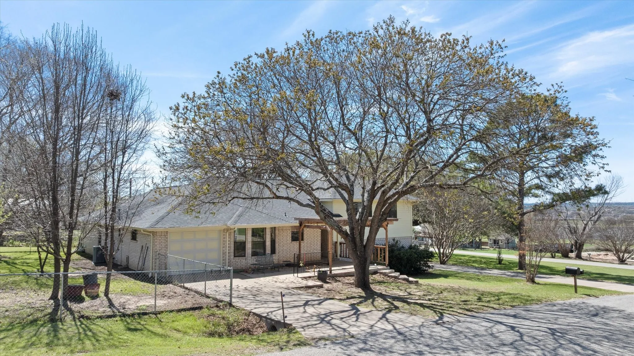 Single Family Residence For Sale in Hood County , 1701 Hitching Post Road, Granbury, Texas 76049, 3 Bedroom, 3 Bathroom, 4 Garage spaces, 2,329 Sqft, built in 1990, Preowned, Price $385,000, mls#21210329, Real Estate Agent in Granbury, Homes For Sale in Hood county, Homes For Sale in Granbury, Realtor in Granbury Texas, Real Estate Brokerage Independent Realty Texas, Luminita Cordes Realtor