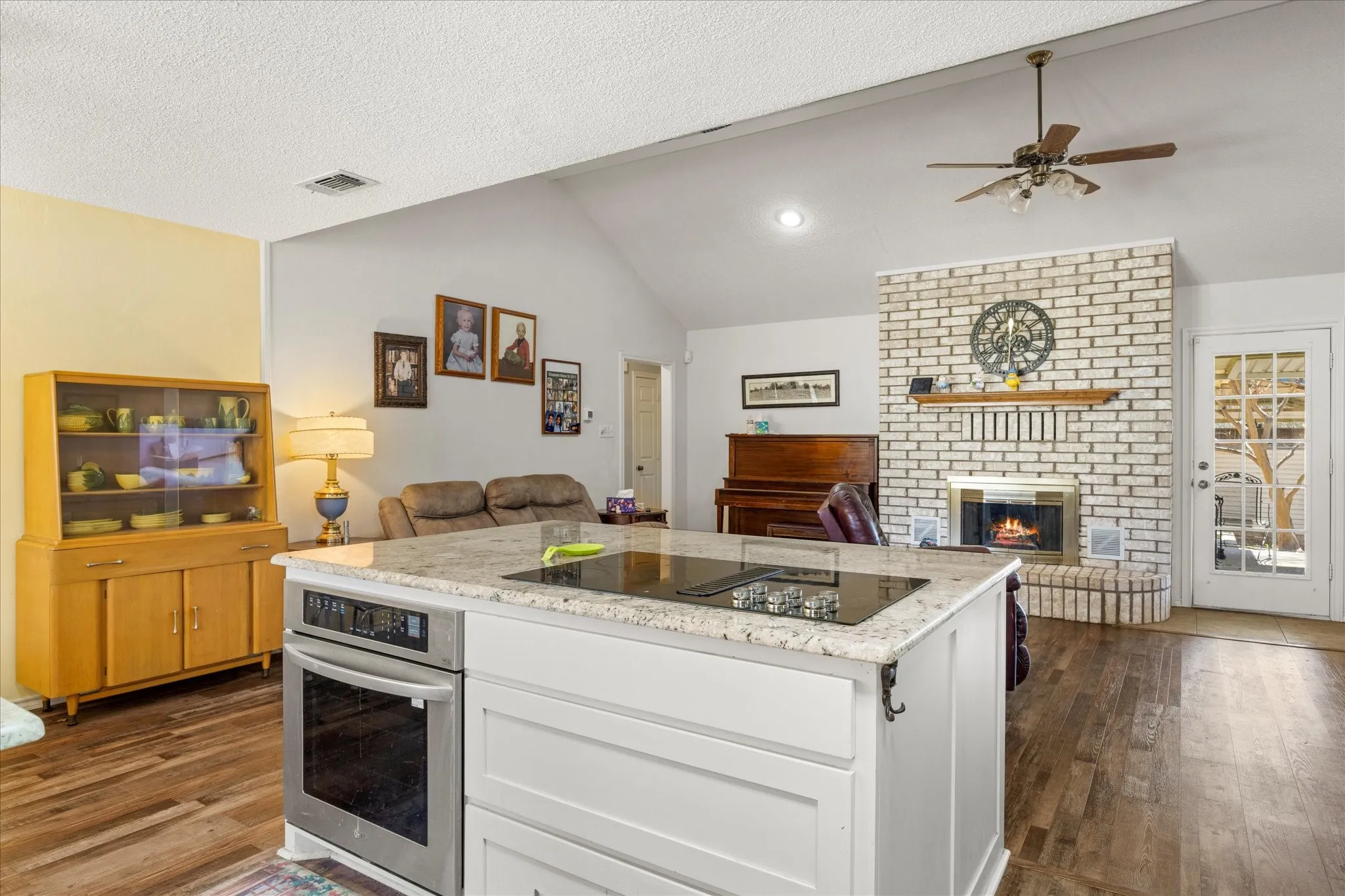 Single Family Residence For Sale in Hood County , 1701 Hitching Post Road, Granbury, Texas 76049, 3 Bedroom, 3 Bathroom, 4 Garage spaces, 2,329 Sqft, built in 1990, Preowned, Price $385,000, mls#21210329, Real Estate Agent in Granbury, Homes For Sale in Hood county, Homes For Sale in Granbury, Realtor in Granbury Texas, Real Estate Brokerage Independent Realty Texas, Luminita Cordes Realtor