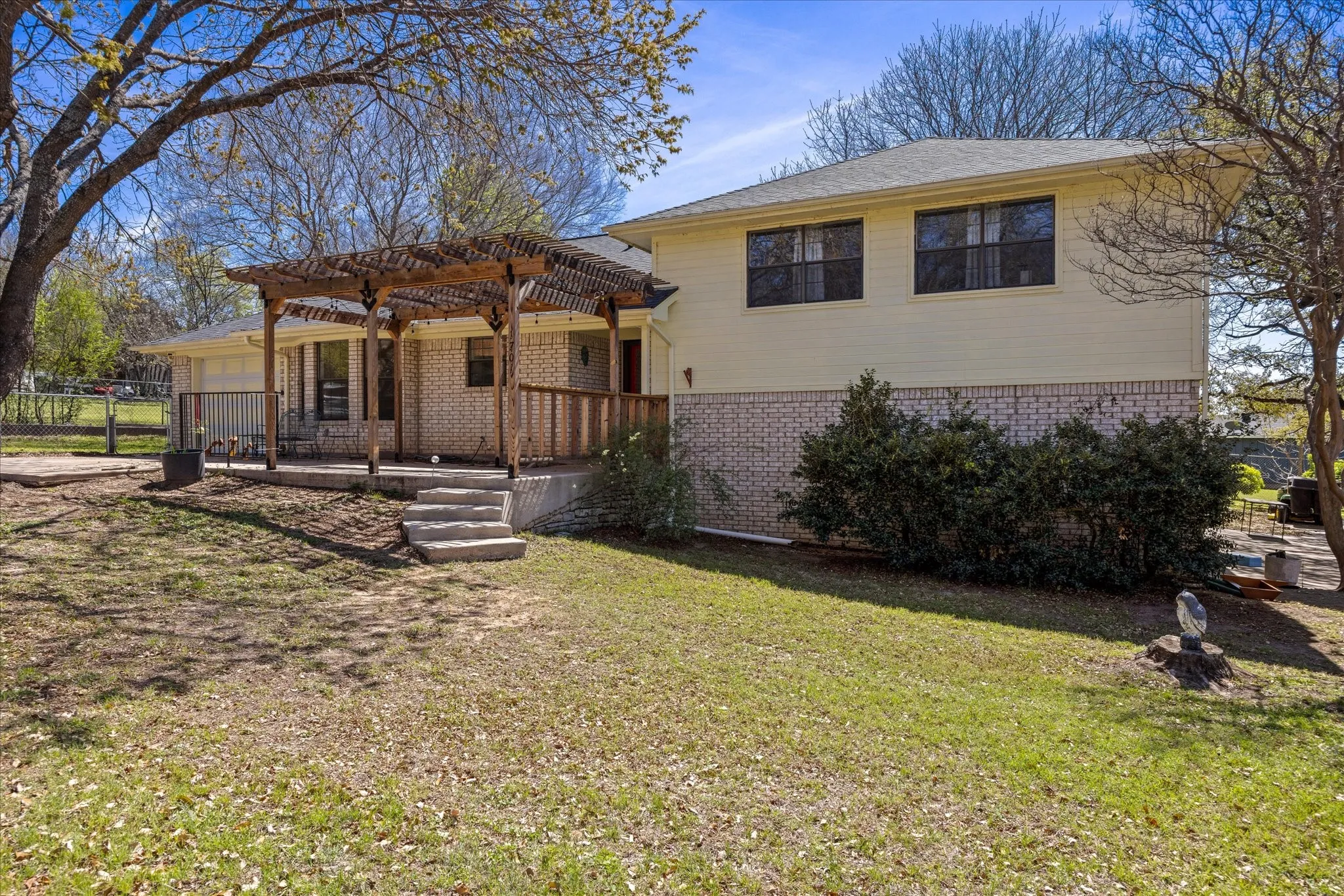 Single Family Residence For Sale in Hood County , 1701 Hitching Post Road, Granbury, Texas 76049, 3 Bedroom, 3 Bathroom, 4 Garage spaces, 2,329 Sqft, built in 1990, Preowned, Price $385,000, mls#21210329, Real Estate Agent in Granbury, Homes For Sale in Hood county, Homes For Sale in Granbury, Realtor in Granbury Texas, Real Estate Brokerage Independent Realty Texas, Luminita Cordes Realtor