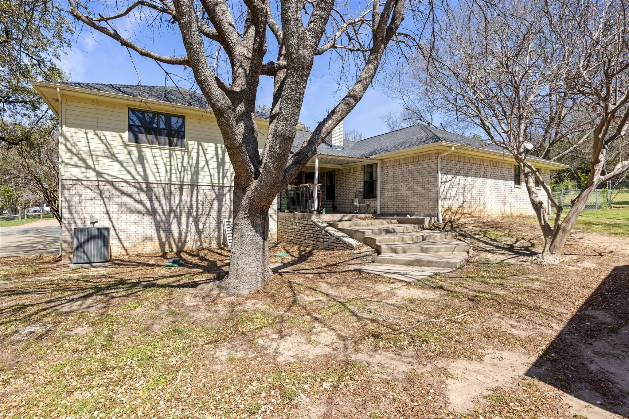 Single Family Residence For Sale in Hood County , 1701 Hitching Post Road, Granbury, Texas 76049, 3 Bedroom, 3 Bathroom, 4 Garage spaces, 2,329 Sqft, built in 1990, Preowned, Price $385,000, mls#21210329, Real Estate Agent in Granbury, Homes For Sale in Hood county, Homes For Sale in Granbury, Realtor in Granbury Texas, Real Estate Brokerage Independent Realty Texas, Luminita Cordes Realtor
