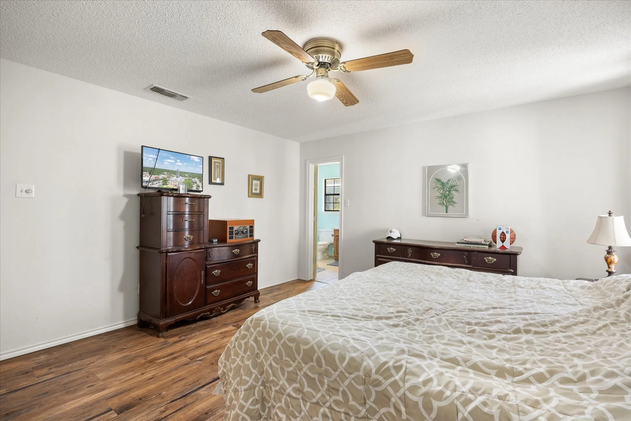 Single Family Residence For Sale in Hood County , 1701 Hitching Post Road, Granbury, Texas 76049, 3 Bedroom, 3 Bathroom, 4 Garage spaces, 2,329 Sqft, built in 1990, Preowned, Price $385,000, mls#21210329, Real Estate Agent in Granbury, Homes For Sale in Hood county, Homes For Sale in Granbury, Realtor in Granbury Texas, Real Estate Brokerage Independent Realty Texas, Luminita Cordes Realtor