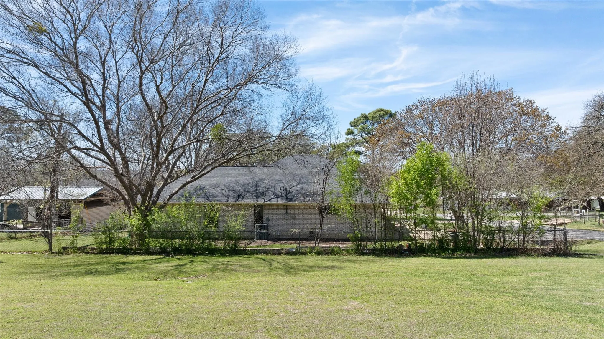Single Family Residence For Sale in Hood County , 1701 Hitching Post Road, Granbury, Texas 76049, 3 Bedroom, 3 Bathroom, 4 Garage spaces, 2,329 Sqft, built in 1990, Preowned, Price $385,000, mls#21210329, Real Estate Agent in Granbury, Homes For Sale in Hood county, Homes For Sale in Granbury, Realtor in Granbury Texas, Real Estate Brokerage Independent Realty Texas, Luminita Cordes Realtor