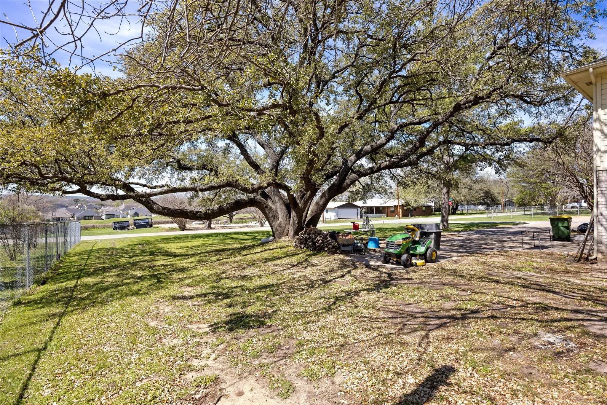 Single Family Residence For Sale in Hood County , 1701 Hitching Post Road, Granbury, Texas 76049, 3 Bedroom, 3 Bathroom, 4 Garage spaces, 2,329 Sqft, built in 1990, Preowned, Price $385,000, mls#21210329, Real Estate Agent in Granbury, Homes For Sale in Hood county, Homes For Sale in Granbury, Realtor in Granbury Texas, Real Estate Brokerage Independent Realty Texas, Luminita Cordes Realtor