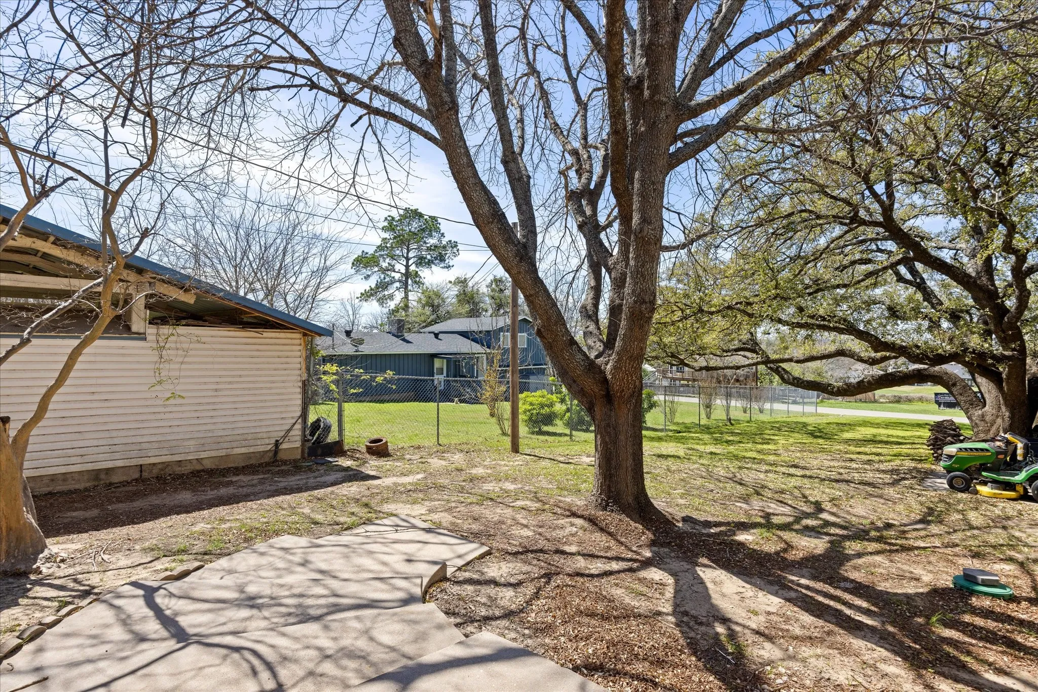 Single Family Residence For Sale in Hood County , 1701 Hitching Post Road, Granbury, Texas 76049, 3 Bedroom, 3 Bathroom, 4 Garage spaces, 2,329 Sqft, built in 1990, Preowned, Price $385,000, mls#21210329, Real Estate Agent in Granbury, Homes For Sale in Hood county, Homes For Sale in Granbury, Realtor in Granbury Texas, Real Estate Brokerage Independent Realty Texas, Luminita Cordes Realtor