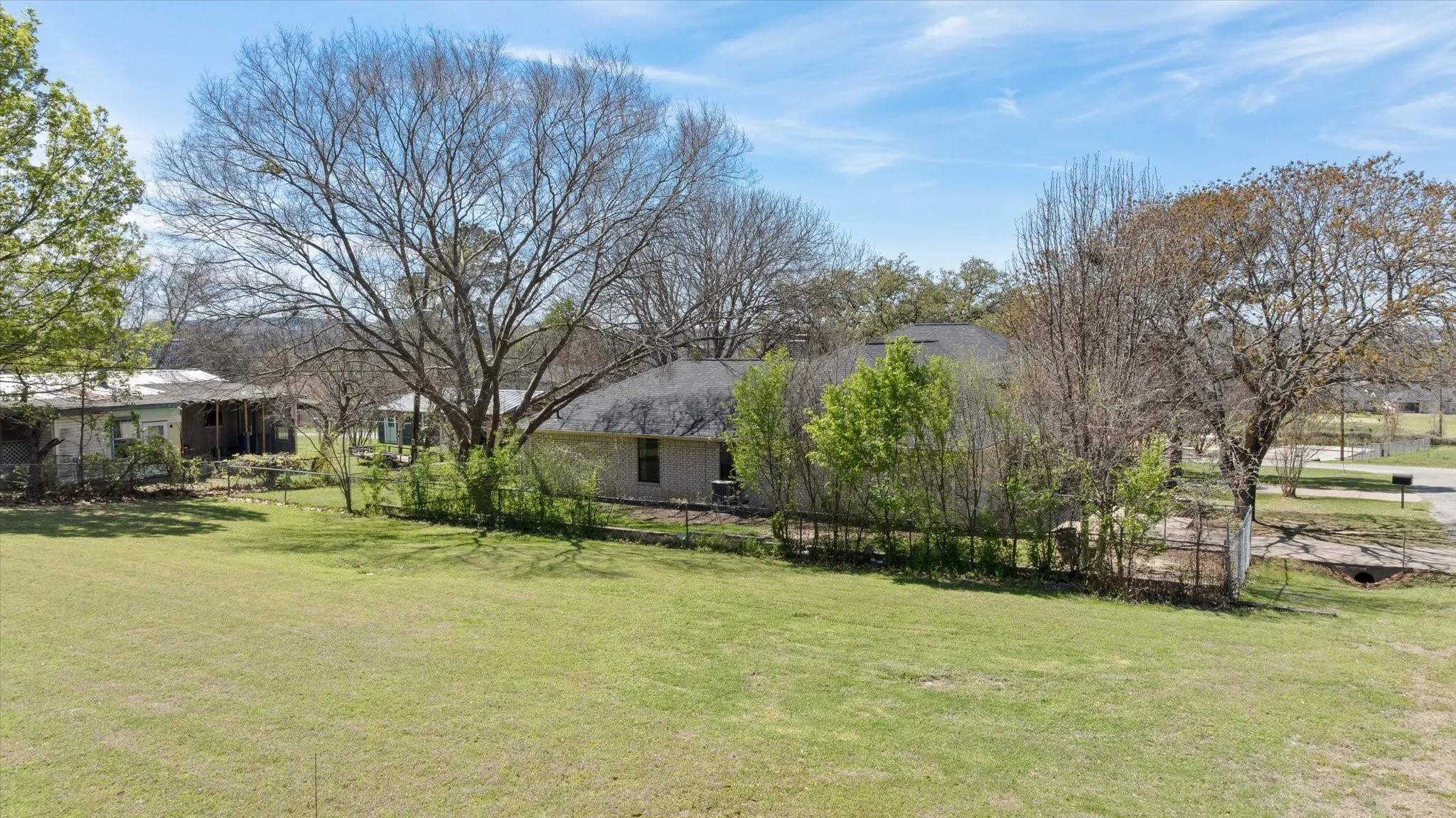 Single Family Residence For Sale in Hood County , 1701 Hitching Post Road, Granbury, Texas 76049, 3 Bedroom, 3 Bathroom, 4 Garage spaces, 2,329 Sqft, built in 1990, Preowned, Price $385,000, mls#21210329, Real Estate Agent in Granbury, Homes For Sale in Hood county, Homes For Sale in Granbury, Realtor in Granbury Texas, Real Estate Brokerage Independent Realty Texas, Luminita Cordes Realtor