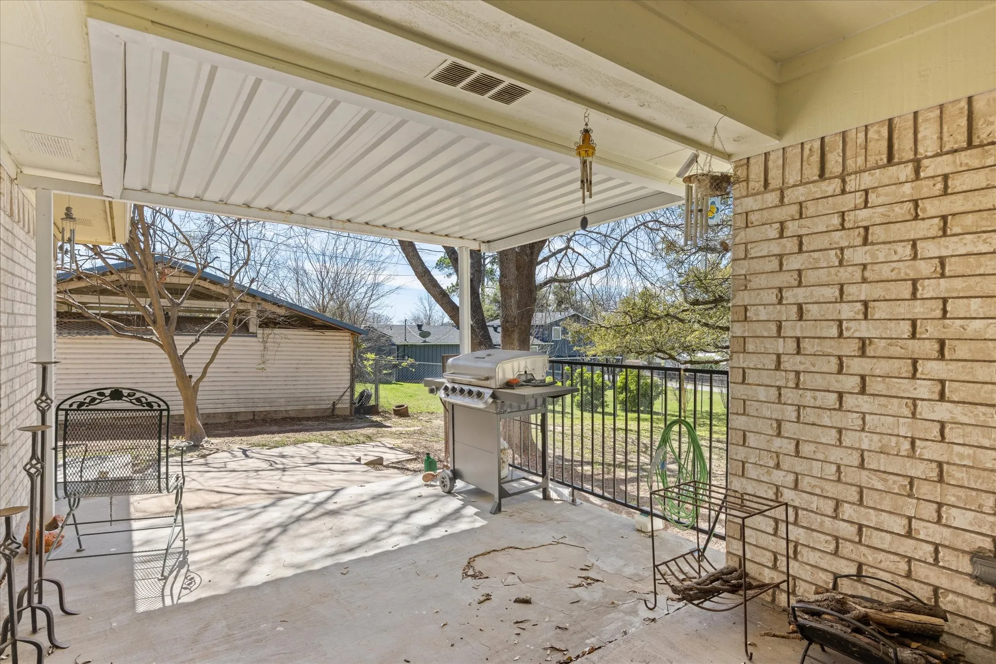 Single Family Residence For Sale in Hood County , 1701 Hitching Post Road, Granbury, Texas 76049, 3 Bedroom, 3 Bathroom, 4 Garage spaces, 2,329 Sqft, built in 1990, Preowned, Price $385,000, mls#21210329, Real Estate Agent in Granbury, Homes For Sale in Hood county, Homes For Sale in Granbury, Realtor in Granbury Texas, Real Estate Brokerage Independent Realty Texas, Luminita Cordes Realtor