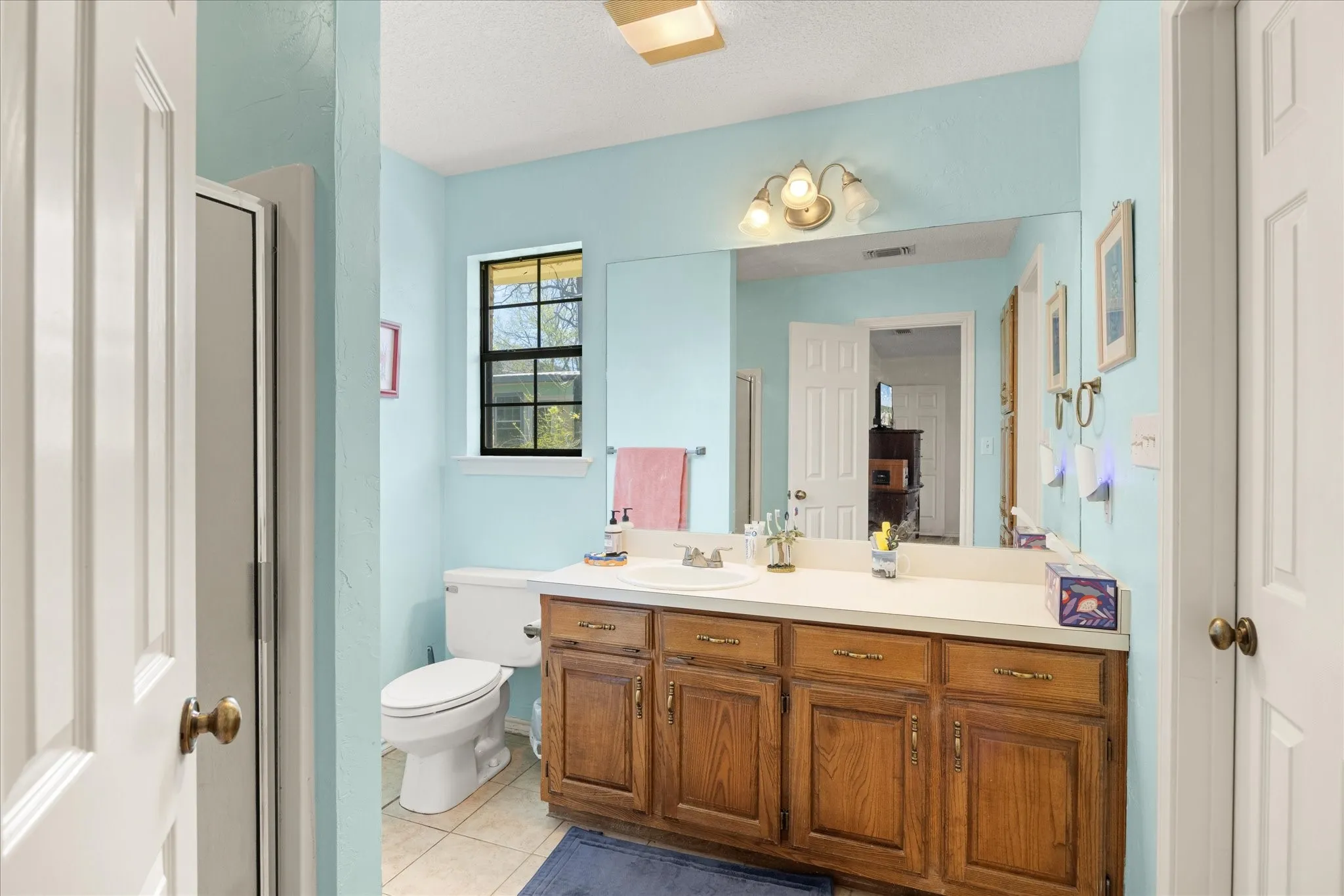 Ensuite for primary bedroom 1