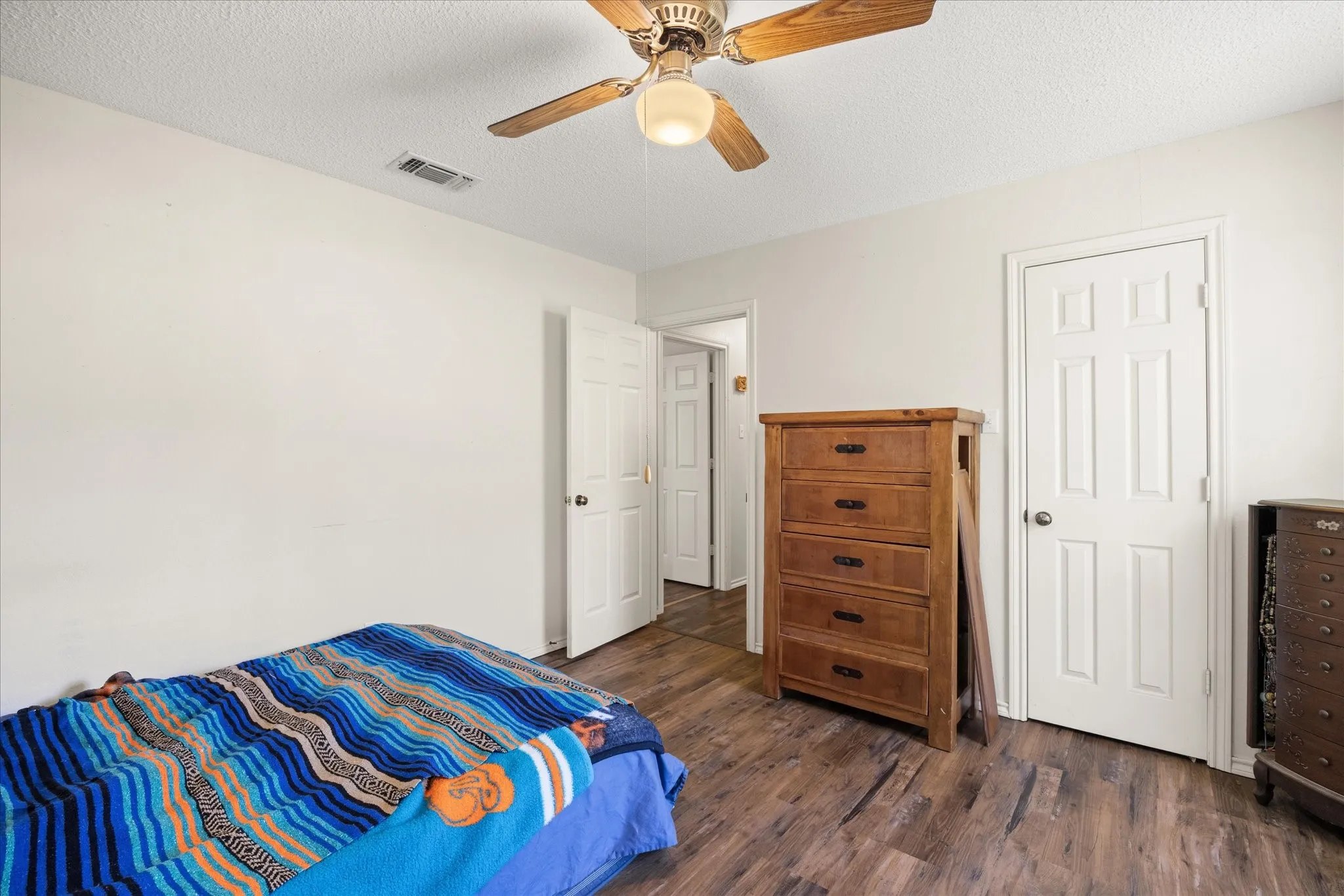 Single Family Residence For Sale in Hood County , 1701 Hitching Post Road, Granbury, Texas 76049, 3 Bedroom, 3 Bathroom, 4 Garage spaces, 2,329 Sqft, built in 1990, Preowned, Price $385,000, mls#21210329, Real Estate Agent in Granbury, Homes For Sale in Hood county, Homes For Sale in Granbury, Realtor in Granbury Texas, Real Estate Brokerage Independent Realty Texas, Luminita Cordes Realtor