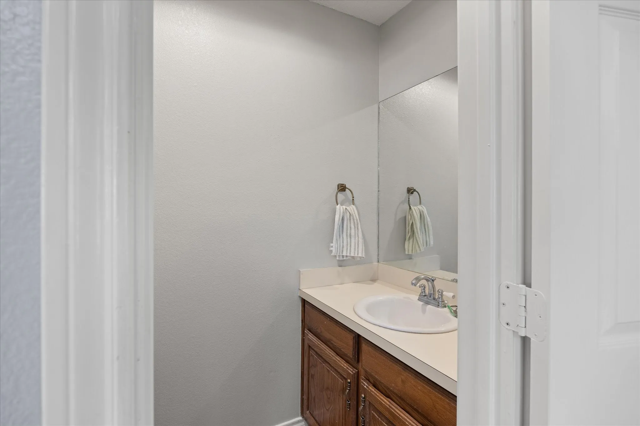 Single Family Residence For Sale in Hood County , 1701 Hitching Post Road, Granbury, Texas 76049, 3 Bedroom, 3 Bathroom, 4 Garage spaces, 2,329 Sqft, built in 1990, Preowned, Price $385,000, mls#21210329, Real Estate Agent in Granbury, Homes For Sale in Hood county, Homes For Sale in Granbury, Realtor in Granbury Texas, Real Estate Brokerage Independent Realty Texas, Luminita Cordes Realtor