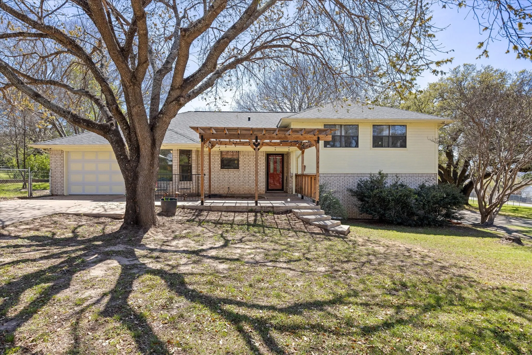 Single Family Residence For Sale in Hood County , 1701 Hitching Post Road, Granbury, Texas 76049, 3 Bedroom, 3 Bathroom, 4 Garage spaces, 2,329 Sqft, built in 1990, Preowned, Price $385,000, mls#21210329, Real Estate Agent in Granbury, Homes For Sale in Hood county, Homes For Sale in Granbury, Realtor in Granbury Texas, Real Estate Brokerage Independent Realty Texas, Luminita Cordes Realtor