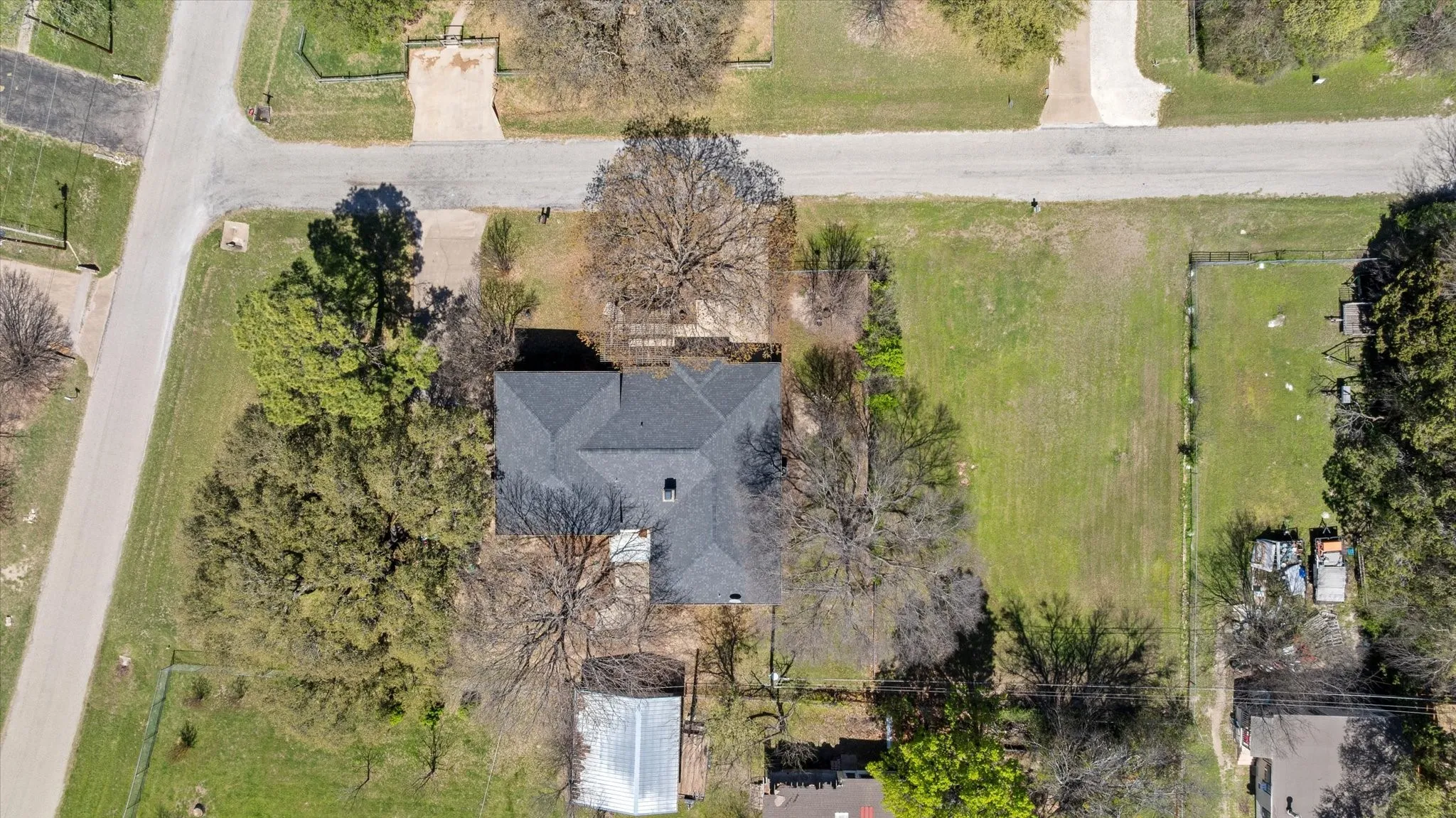 Single Family Residence For Sale in Hood County , 1701 Hitching Post Road, Granbury, Texas 76049, 3 Bedroom, 3 Bathroom, 4 Garage spaces, 2,329 Sqft, built in 1990, Preowned, Price $385,000, mls#21210329, Real Estate Agent in Granbury, Homes For Sale in Hood county, Homes For Sale in Granbury, Realtor in Granbury Texas, Real Estate Brokerage Independent Realty Texas, Luminita Cordes Realtor