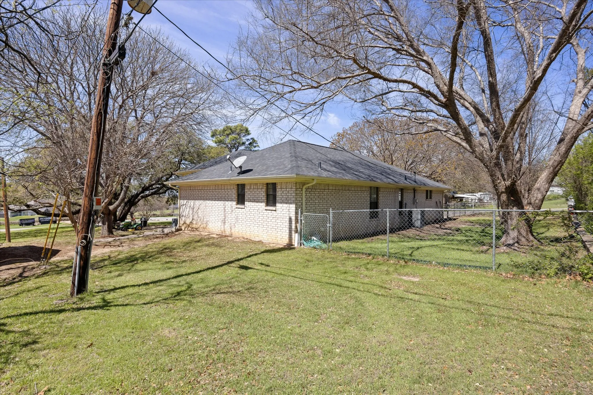 Single Family Residence For Sale in Hood County , 1701 Hitching Post Road, Granbury, Texas 76049, 3 Bedroom, 3 Bathroom, 4 Garage spaces, 2,329 Sqft, built in 1990, Preowned, Price $385,000, mls#21210329, Real Estate Agent in Granbury, Homes For Sale in Hood county, Homes For Sale in Granbury, Realtor in Granbury Texas, Real Estate Brokerage Independent Realty Texas, Luminita Cordes Realtor