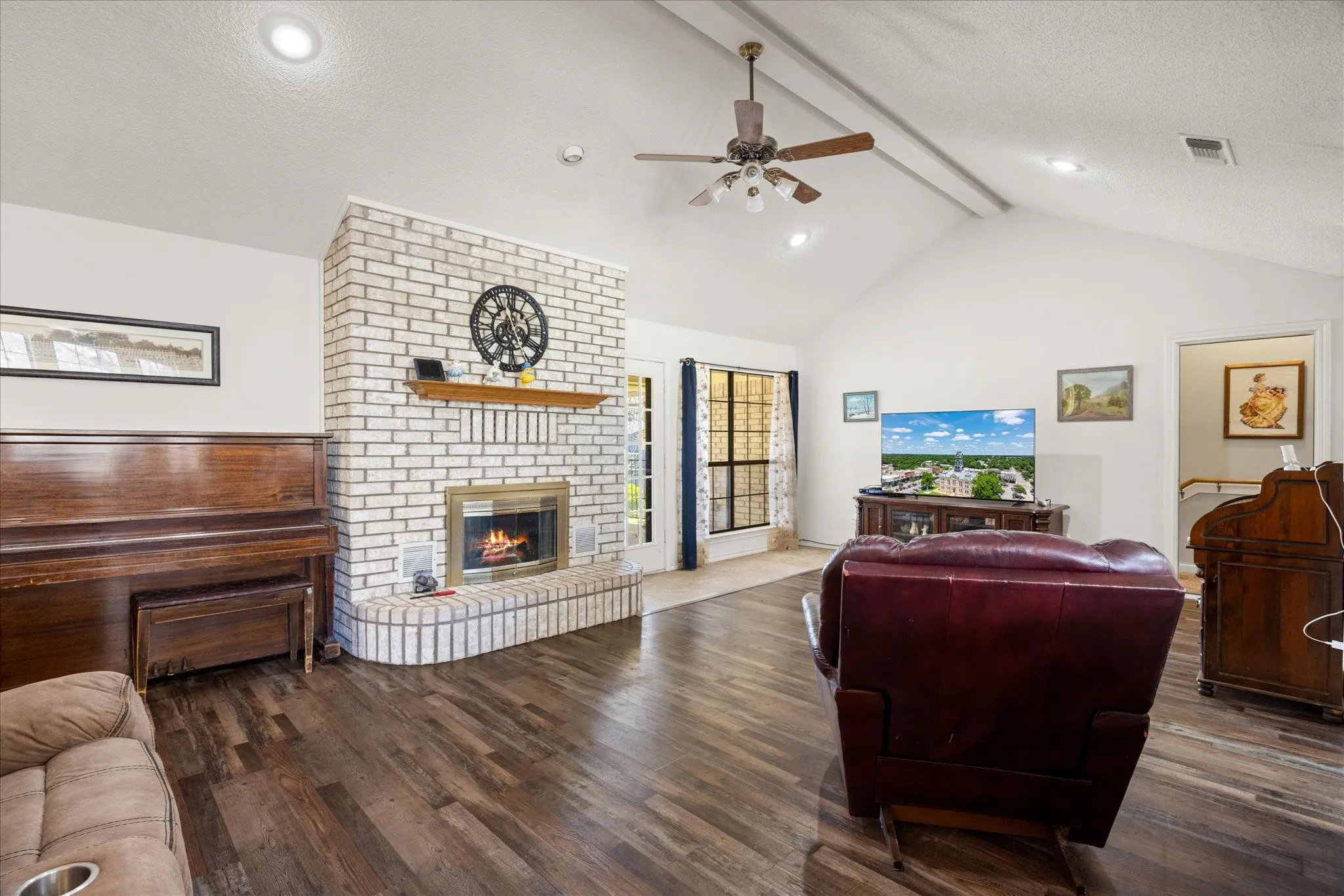 Single Family Residence For Sale in Hood County , 1701 Hitching Post Road, Granbury, Texas 76049, 3 Bedroom, 3 Bathroom, 4 Garage spaces, 2,329 Sqft, built in 1990, Preowned, Price $385,000, mls#21210329, Real Estate Agent in Granbury, Homes For Sale in Hood county, Homes For Sale in Granbury, Realtor in Granbury Texas, Real Estate Brokerage Independent Realty Texas, Luminita Cordes Realtor