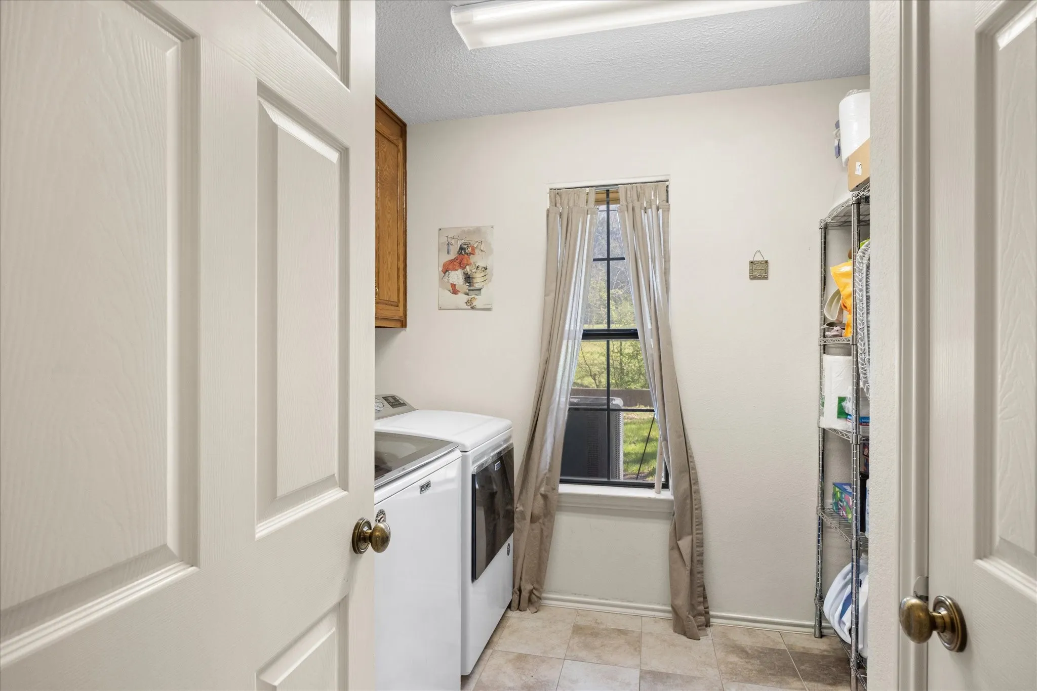 Single Family Residence For Sale in Hood County , 1701 Hitching Post Road, Granbury, Texas 76049, 3 Bedroom, 3 Bathroom, 4 Garage spaces, 2,329 Sqft, built in 1990, Preowned, Price $385,000, mls#21210329, Real Estate Agent in Granbury, Homes For Sale in Hood county, Homes For Sale in Granbury, Realtor in Granbury Texas, Real Estate Brokerage Independent Realty Texas, Luminita Cordes Realtor