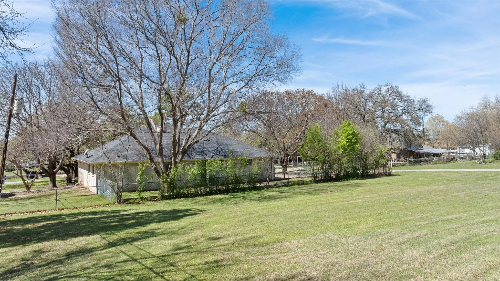 Single Family Residence For Sale in Hood County , 1701 Hitching Post Road, Granbury, Texas 76049, 3 Bedroom, 3 Bathroom, 4 Garage spaces, 2,329 Sqft, built in 1990, Preowned, Price $385,000, mls#21210329, Real Estate Agent in Granbury, Homes For Sale in Hood county, Homes For Sale in Granbury, Realtor in Granbury Texas, Real Estate Brokerage Independent Realty Texas, Luminita Cordes Realtor