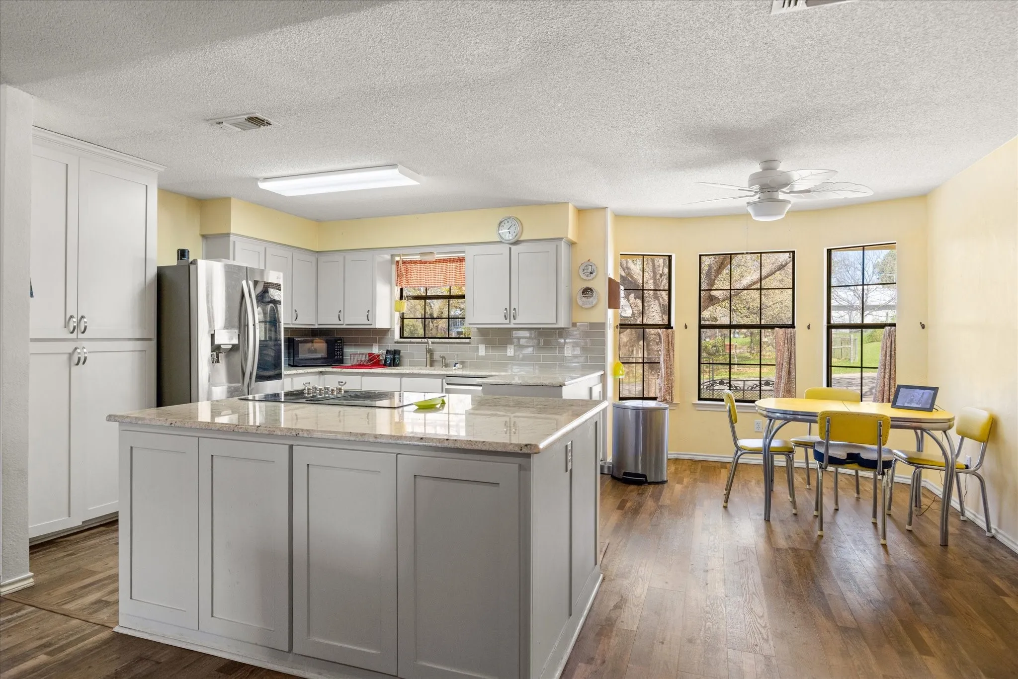 Single Family Residence For Sale in Hood County , 1701 Hitching Post Road, Granbury, Texas 76049, 3 Bedroom, 3 Bathroom, 4 Garage spaces, 2,329 Sqft, built in 1990, Preowned, Price $385,000, mls#21210329, Real Estate Agent in Granbury, Homes For Sale in Hood county, Homes For Sale in Granbury, Realtor in Granbury Texas, Real Estate Brokerage Independent Realty Texas, Luminita Cordes Realtor