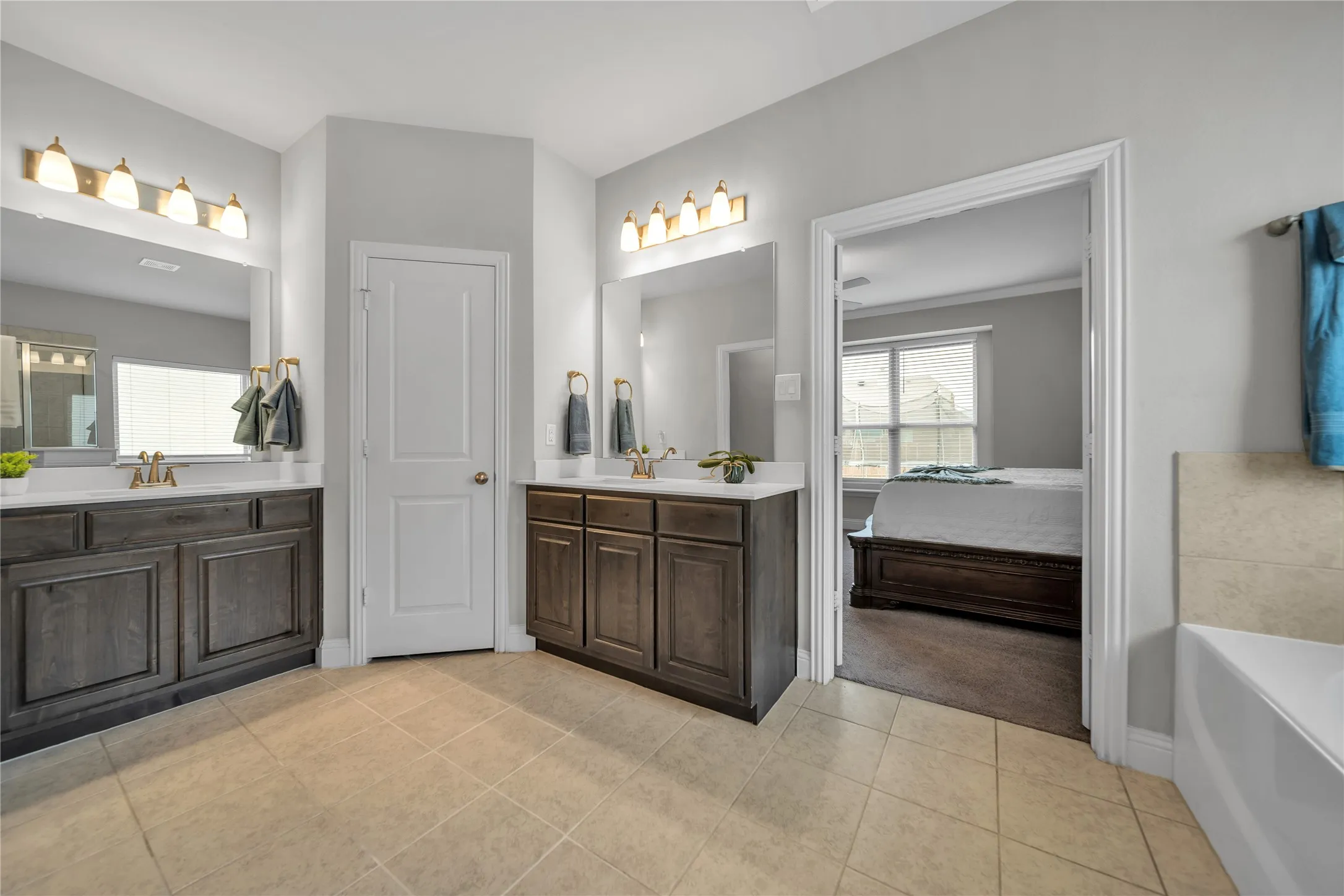 Single Family Residence For Sale in Ellis County , 454 Hillstone Drive, Midlothian, Texas 76065, 4 Bedrooms, 3 Bathrooms, 2 Garage spaces, 3,118 Sqft, built in 2020, Price $495,000, mls#21210352, Real Estate Agent in Midlothian, Homes For Sale in Ellis county, Homes For Sale in Midlothian, Realtor in Midlothian Texas, Real Estate Brokerage Independent Realty Texas, Luminita Cordes Realtor