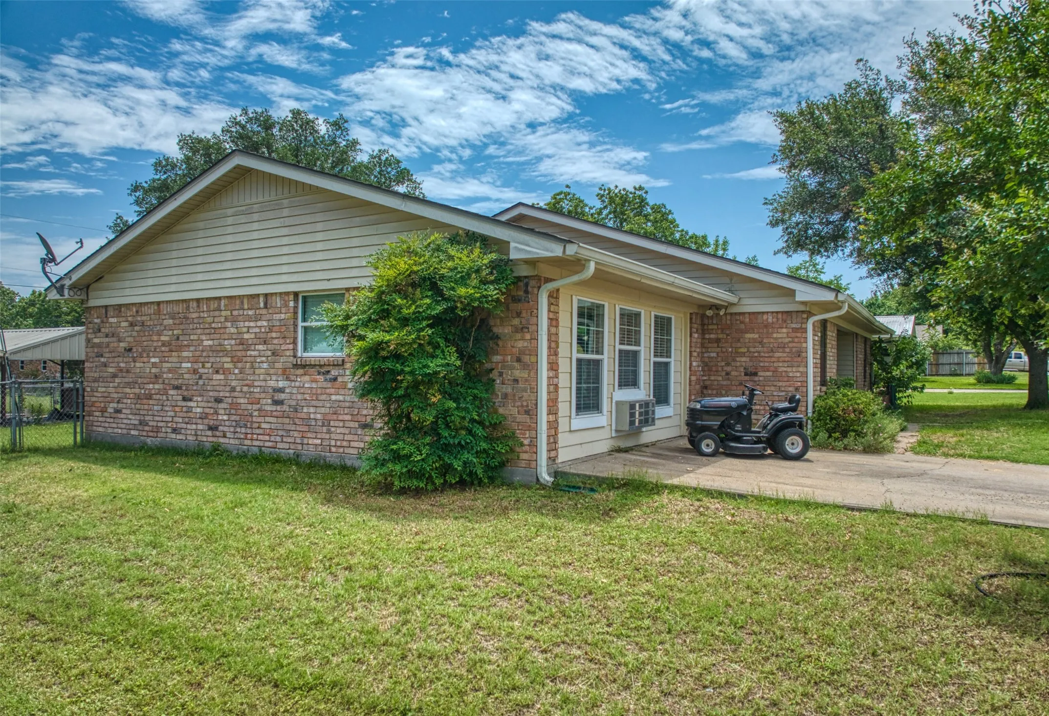 Single Family Residence For Sale in Bosque County , 914 S Avenue N, Clifton, Texas 76634, 4 Bedroom, 2 Bathroom, Garage spaces, 2,304 Sqft, built in 1974, Preowned, mls#21210365, Real Estate Agent in Clifton, Homes For Sale in Bosque county, Homes For Sale in Clifton, Realtor in Clifton Texas, Real Estate Brokerage Independent Realty Texas, Luminita Cordes Realtor