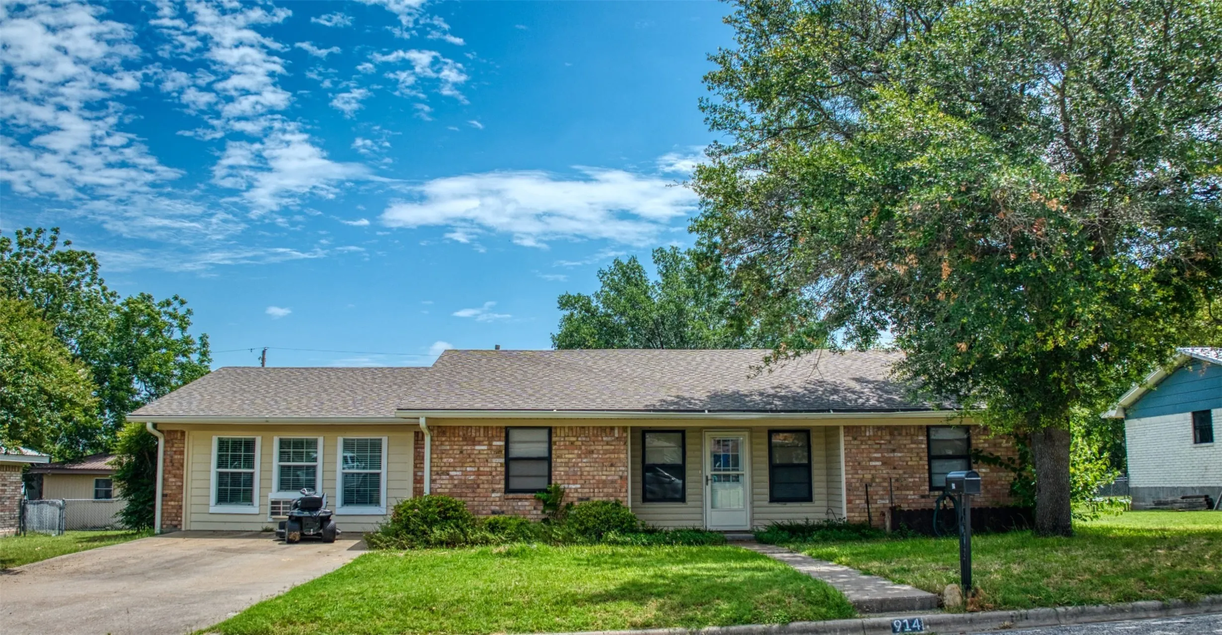 Single Family Residence For Sale in Bosque County , 914 S Avenue N, Clifton, Texas 76634, 4 Bedroom, 2 Bathroom, Garage spaces, 2,304 Sqft, built in 1974, Preowned, mls#21210365, Real Estate Agent in Clifton, Homes For Sale in Bosque county, Homes For Sale in Clifton, Realtor in Clifton Texas, Real Estate Brokerage Independent Realty Texas, Luminita Cordes Realtor
