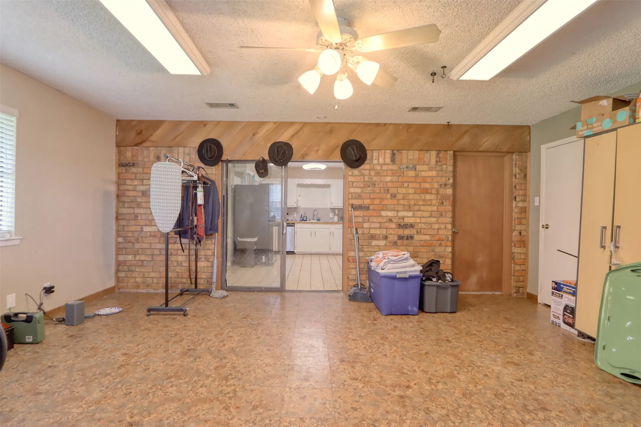 Single Family Residence For Sale in Bosque County , 914 S Avenue N, Clifton, Texas 76634, 4 Bedroom, 2 Bathroom, Garage spaces, 2,304 Sqft, built in 1974, Preowned, mls#21210365, Real Estate Agent in Clifton, Homes For Sale in Bosque county, Homes For Sale in Clifton, Realtor in Clifton Texas, Real Estate Brokerage Independent Realty Texas, Luminita Cordes Realtor