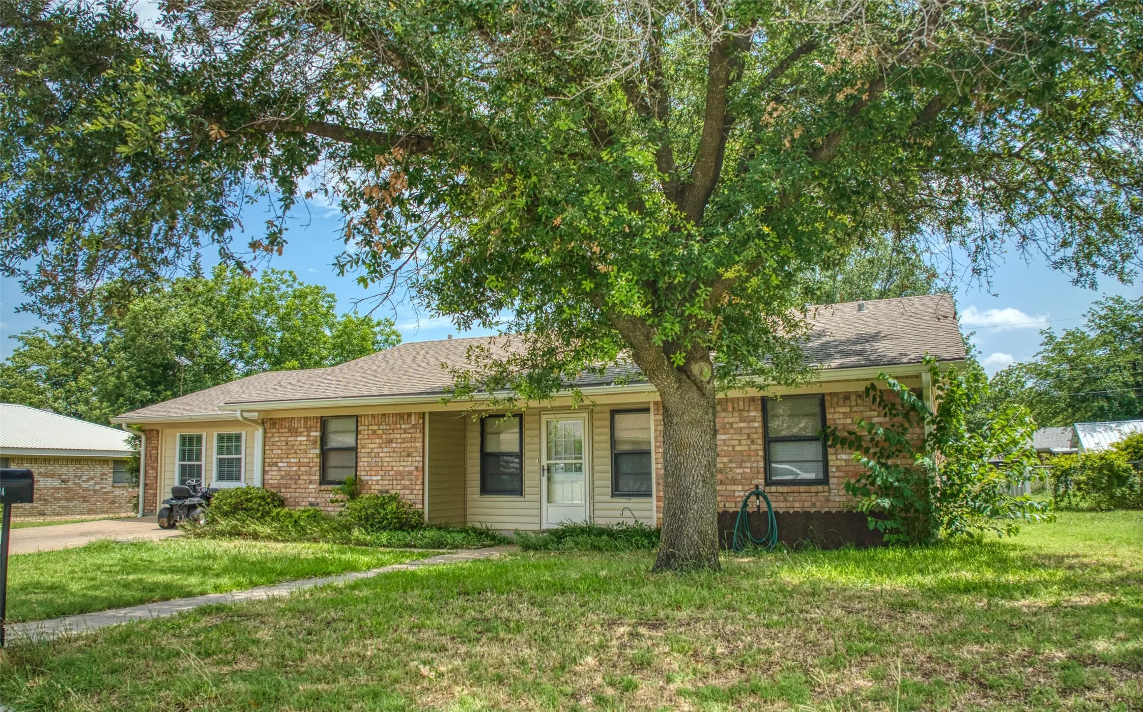 Single Family Residence For Sale in Bosque County , 914 S Avenue N, Clifton, Texas 76634, 4 Bedroom, 2 Bathroom, Garage spaces, 2,304 Sqft, built in 1974, Preowned, mls#21210365, Real Estate Agent in Clifton, Homes For Sale in Bosque county, Homes For Sale in Clifton, Realtor in Clifton Texas, Real Estate Brokerage Independent Realty Texas, Luminita Cordes Realtor