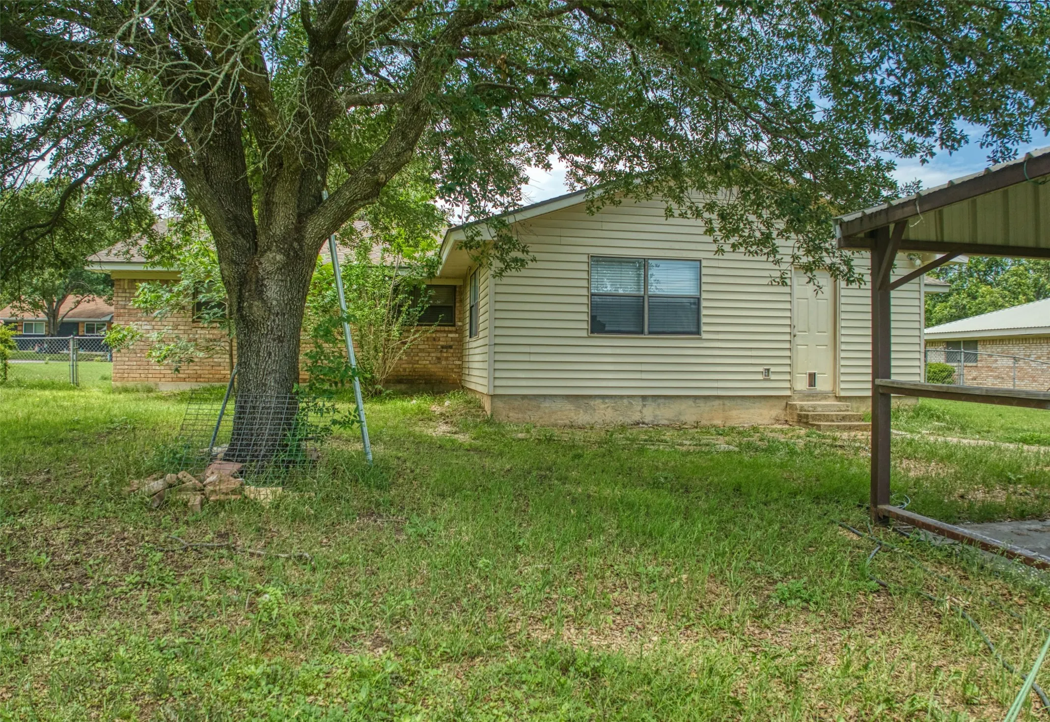 Single Family Residence For Sale in Bosque County , 914 S Avenue N, Clifton, Texas 76634, 4 Bedroom, 2 Bathroom, Garage spaces, 2,304 Sqft, built in 1974, Preowned, mls#21210365, Real Estate Agent in Clifton, Homes For Sale in Bosque county, Homes For Sale in Clifton, Realtor in Clifton Texas, Real Estate Brokerage Independent Realty Texas, Luminita Cordes Realtor