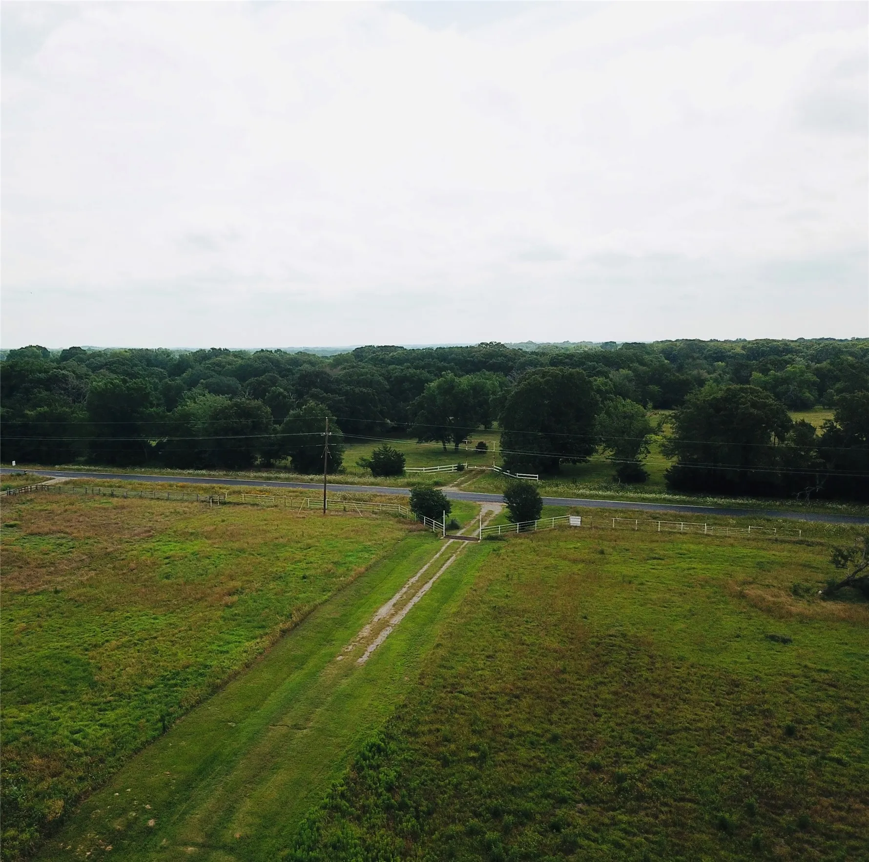 Single Family Residence For Sale in Fannin County , 2211 Fm 2029, Telephone, Texas 75488, 2 Bedrooms, 2 Bathrooms, Garage spaces, 1,952 Sqft, built in 1983, Price $519,000, mls#21210545, Real Estate Agent in Telephone, Homes For Sale in Fannin county, Homes For Sale in Telephone, Realtor in Telephone Texas, Real Estate Brokerage Independent Realty Texas, Luminita Cordes Realtor