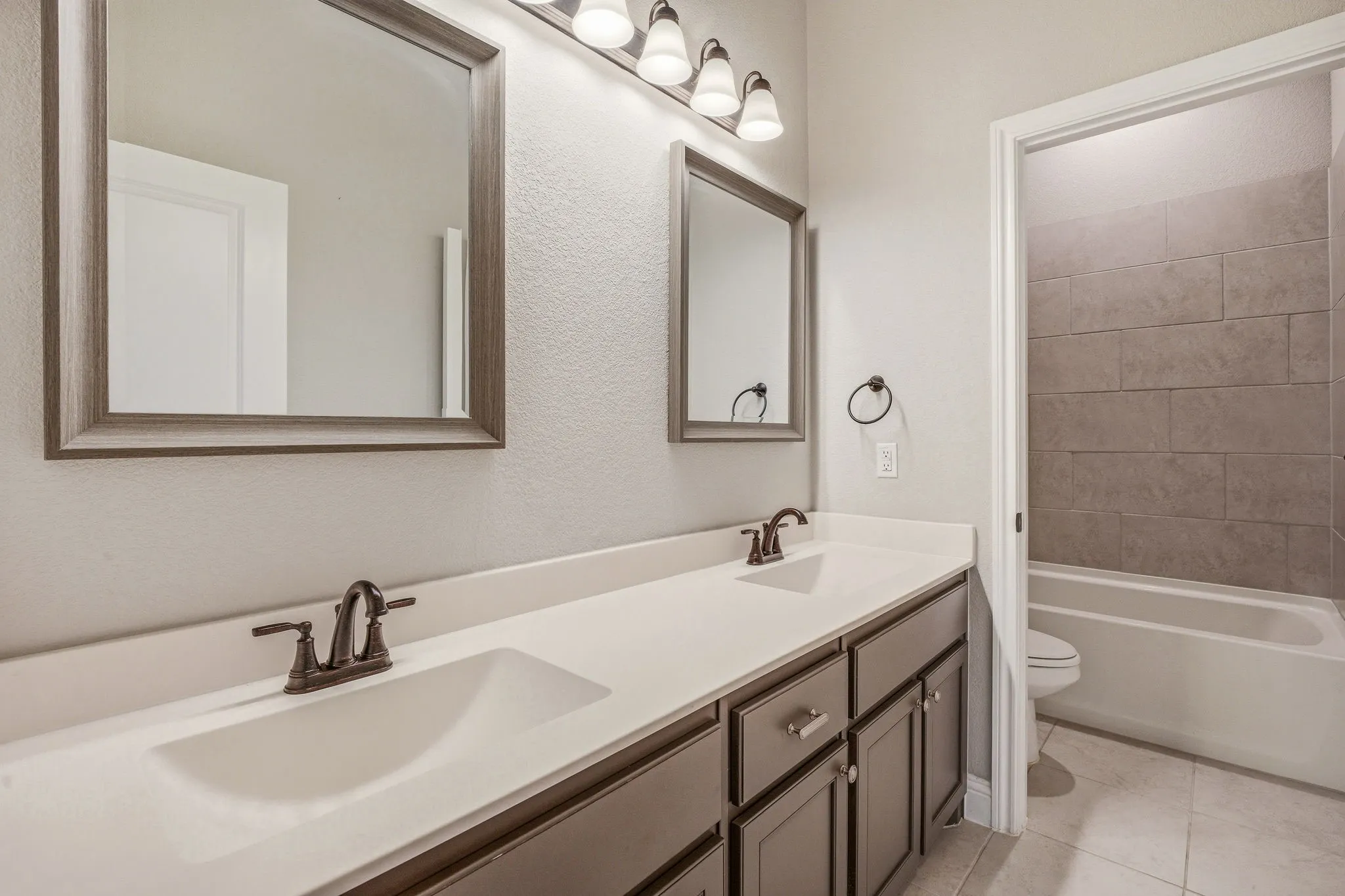 Single Family Residence For Sale in Hood County , 1038 Mickelson Drive, Granbury, Texas 76048, 4 Bedroom, 2 Bathroom, 2 Garage spaces, 2,294 Sqft, built in 2022, mls#21194523, Real Estate Agent in Granbury, Homes For Sale in Hood county, Homes For Sale in Granbury, Realtor in Granbury Texas, Real Estate Brokerage Independent Realty Texas, Luminita Cordes Realtor
