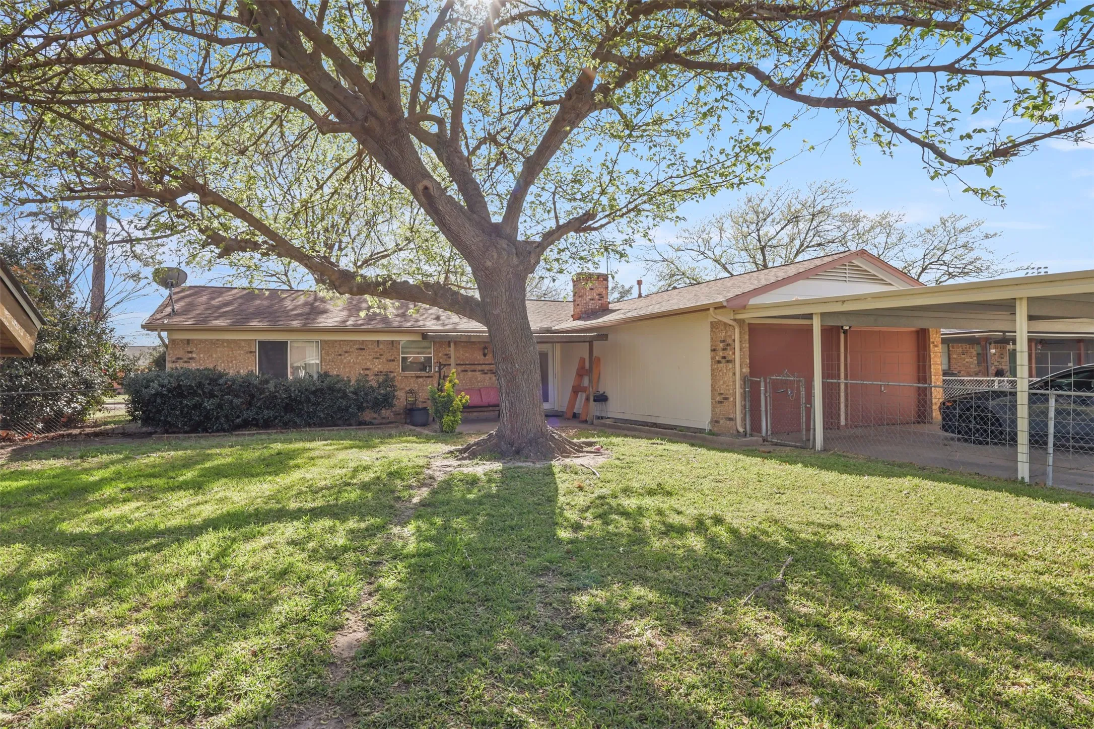 Single Family Residence For Sale in Dallas County , 409 Colonial Drive, Garland, Texas 75043, 3 Bedroom, 2 Bathroom, 2 Garage spaces, 1,450 Sqft, built in 1971, Price $244,900, mls#21207031, Real Estate Agent in Garland, Homes For Sale in Dallas county, Homes For Sale in Garland, Realtor in Garland Texas, Real Estate Brokerage Independent Realty Texas, Luminita Cordes Realtor