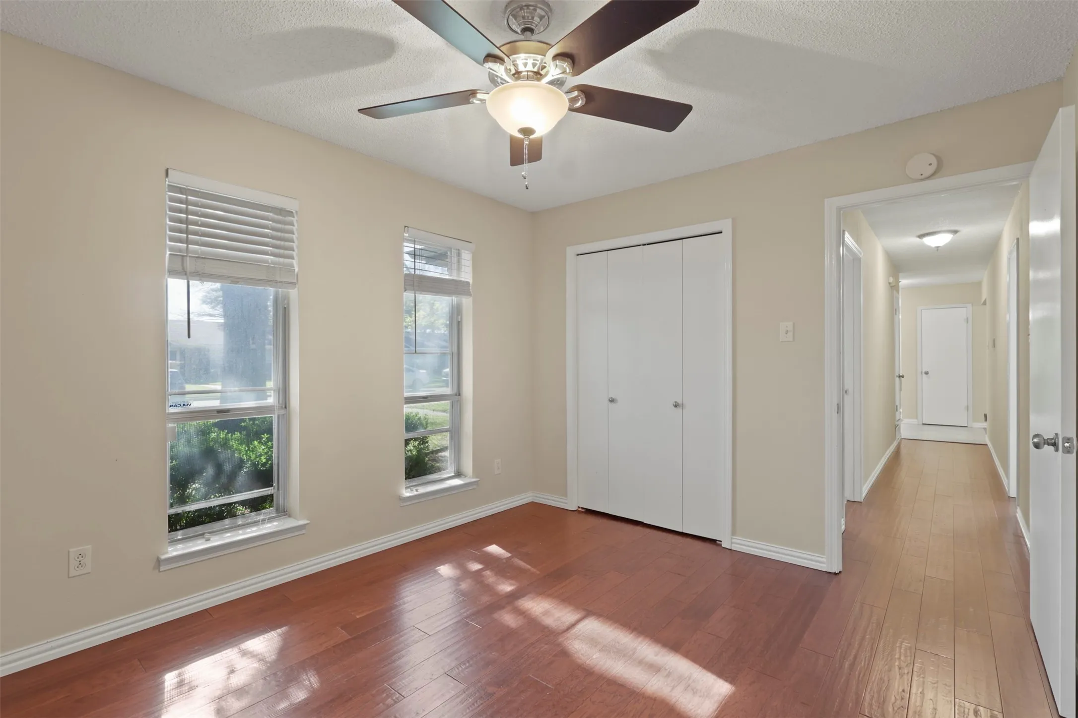 Single Family Residence For Sale in Dallas County , 409 Colonial Drive, Garland, Texas 75043, 3 Bedroom, 2 Bathroom, 2 Garage spaces, 1,450 Sqft, built in 1971, Price $244,900, mls#21207031, Real Estate Agent in Garland, Homes For Sale in Dallas county, Homes For Sale in Garland, Realtor in Garland Texas, Real Estate Brokerage Independent Realty Texas, Luminita Cordes Realtor