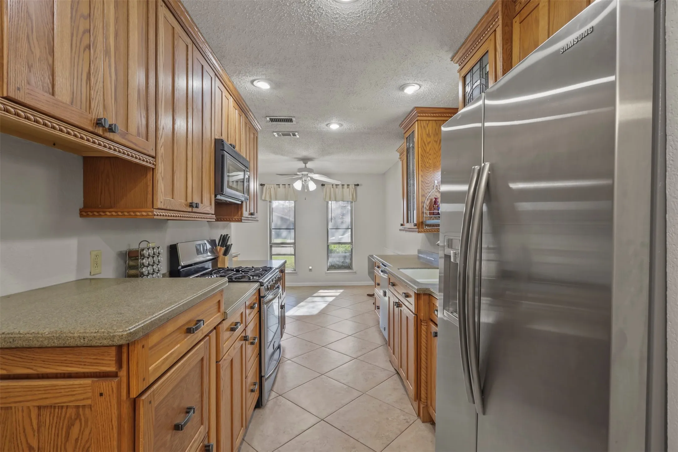 Single Family Residence For Sale in Dallas County , 409 Colonial Drive, Garland, Texas 75043, 3 Bedroom, 2 Bathroom, 2 Garage spaces, 1,450 Sqft, built in 1971, Price $244,900, mls#21207031, Real Estate Agent in Garland, Homes For Sale in Dallas county, Homes For Sale in Garland, Realtor in Garland Texas, Real Estate Brokerage Independent Realty Texas, Luminita Cordes Realtor