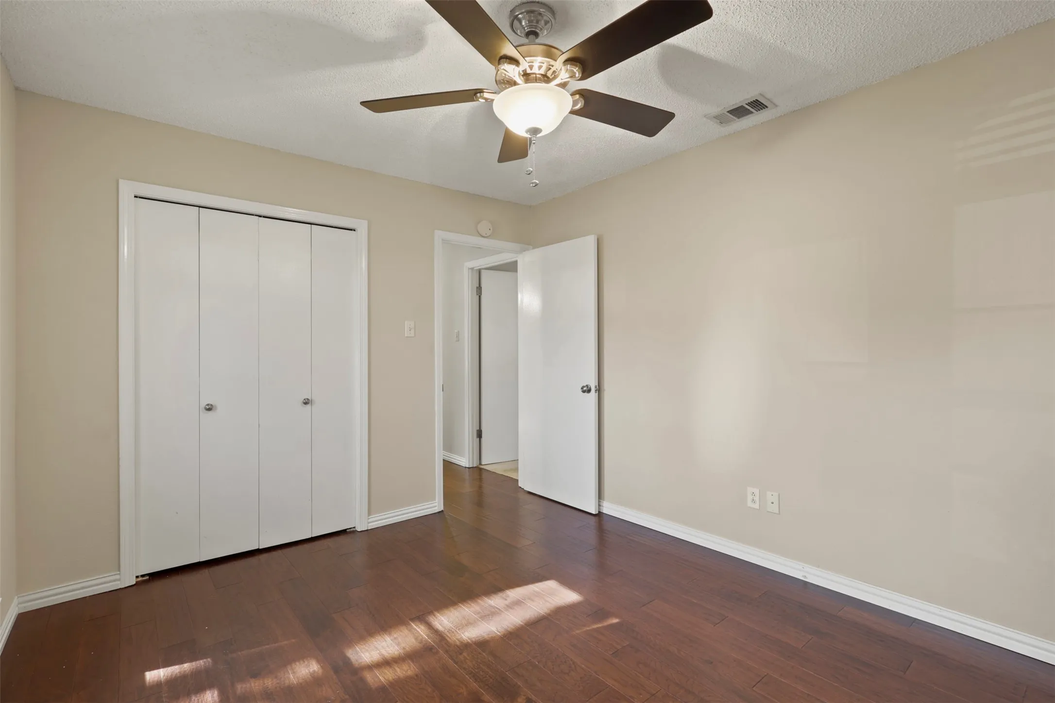 Single Family Residence For Sale in Dallas County , 409 Colonial Drive, Garland, Texas 75043, 3 Bedroom, 2 Bathroom, 2 Garage spaces, 1,450 Sqft, built in 1971, Price $244,900, mls#21207031, Real Estate Agent in Garland, Homes For Sale in Dallas county, Homes For Sale in Garland, Realtor in Garland Texas, Real Estate Brokerage Independent Realty Texas, Luminita Cordes Realtor