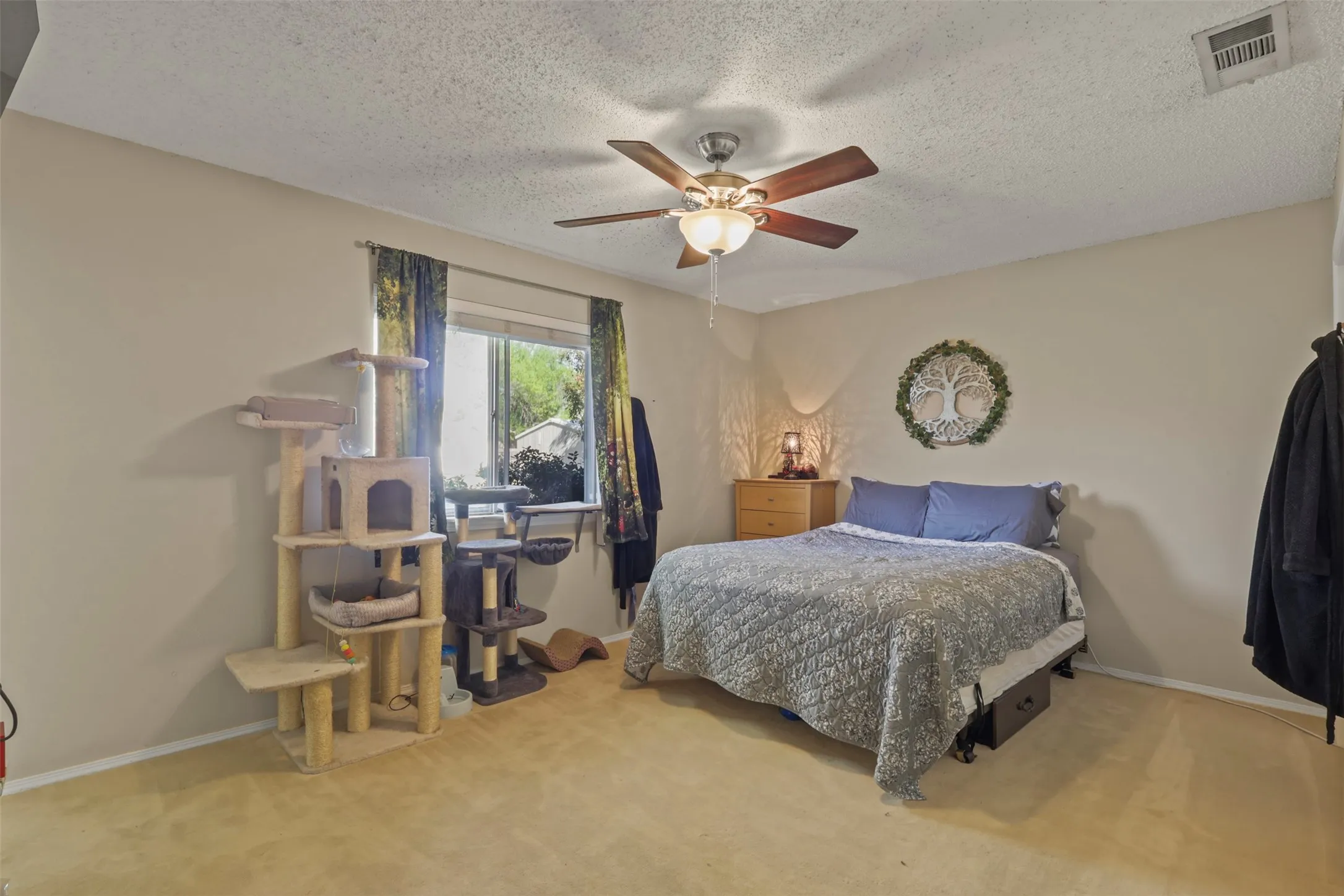 Single Family Residence For Sale in Dallas County , 409 Colonial Drive, Garland, Texas 75043, 3 Bedroom, 2 Bathroom, 2 Garage spaces, 1,450 Sqft, built in 1971, Price $244,900, mls#21207031, Real Estate Agent in Garland, Homes For Sale in Dallas county, Homes For Sale in Garland, Realtor in Garland Texas, Real Estate Brokerage Independent Realty Texas, Luminita Cordes Realtor