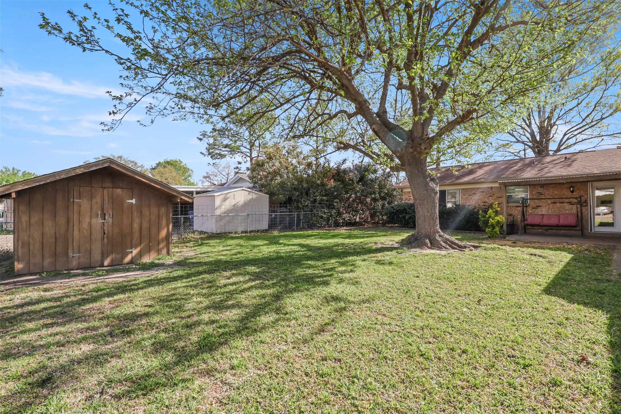 Single Family Residence For Sale in Dallas County , 409 Colonial Drive, Garland, Texas 75043, 3 Bedroom, 2 Bathroom, 2 Garage spaces, 1,450 Sqft, built in 1971, Price $244,900, mls#21207031, Real Estate Agent in Garland, Homes For Sale in Dallas county, Homes For Sale in Garland, Realtor in Garland Texas, Real Estate Brokerage Independent Realty Texas, Luminita Cordes Realtor