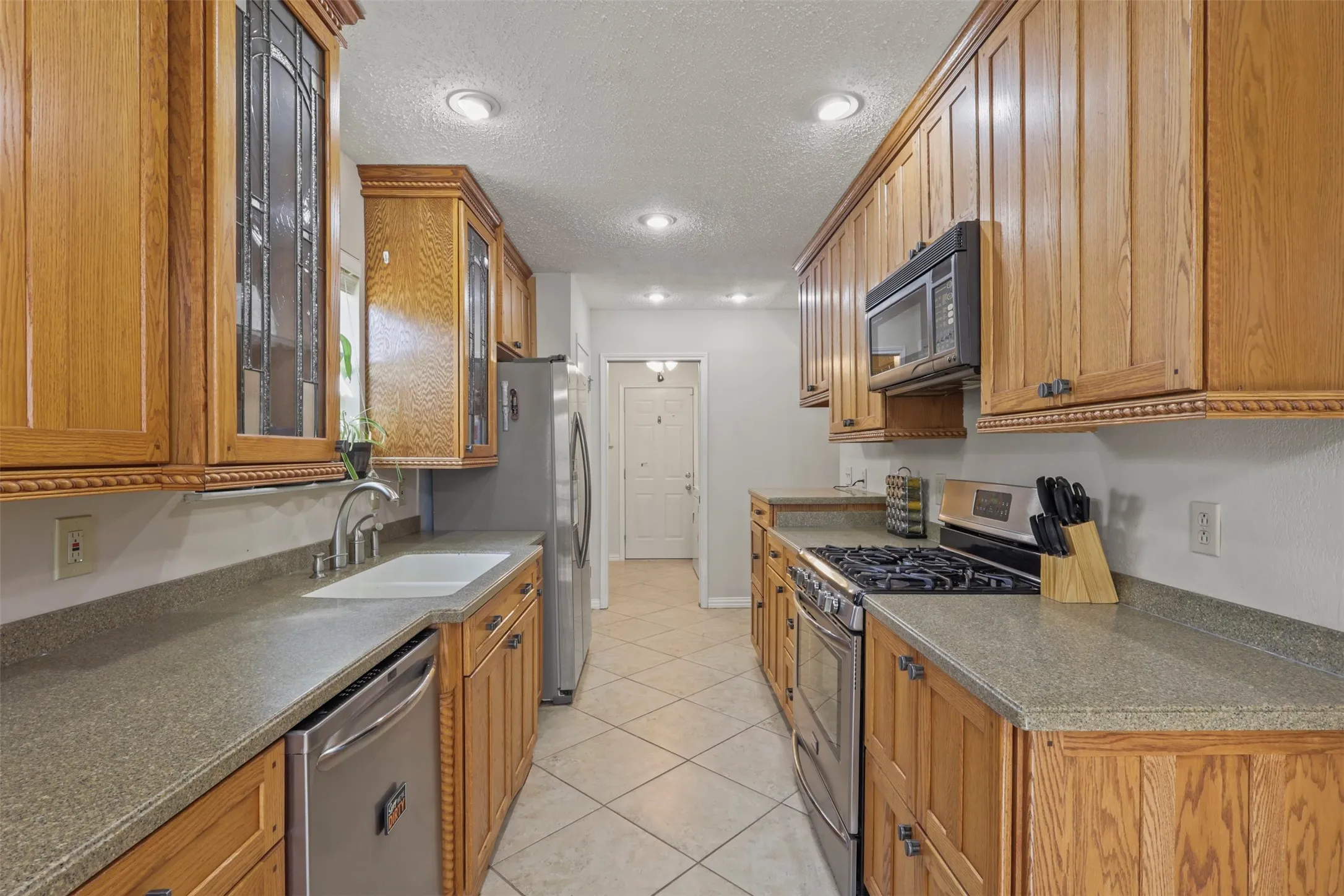 Single Family Residence For Sale in Dallas County , 409 Colonial Drive, Garland, Texas 75043, 3 Bedroom, 2 Bathroom, 2 Garage spaces, 1,450 Sqft, built in 1971, Price $244,900, mls#21207031, Real Estate Agent in Garland, Homes For Sale in Dallas county, Homes For Sale in Garland, Realtor in Garland Texas, Real Estate Brokerage Independent Realty Texas, Luminita Cordes Realtor